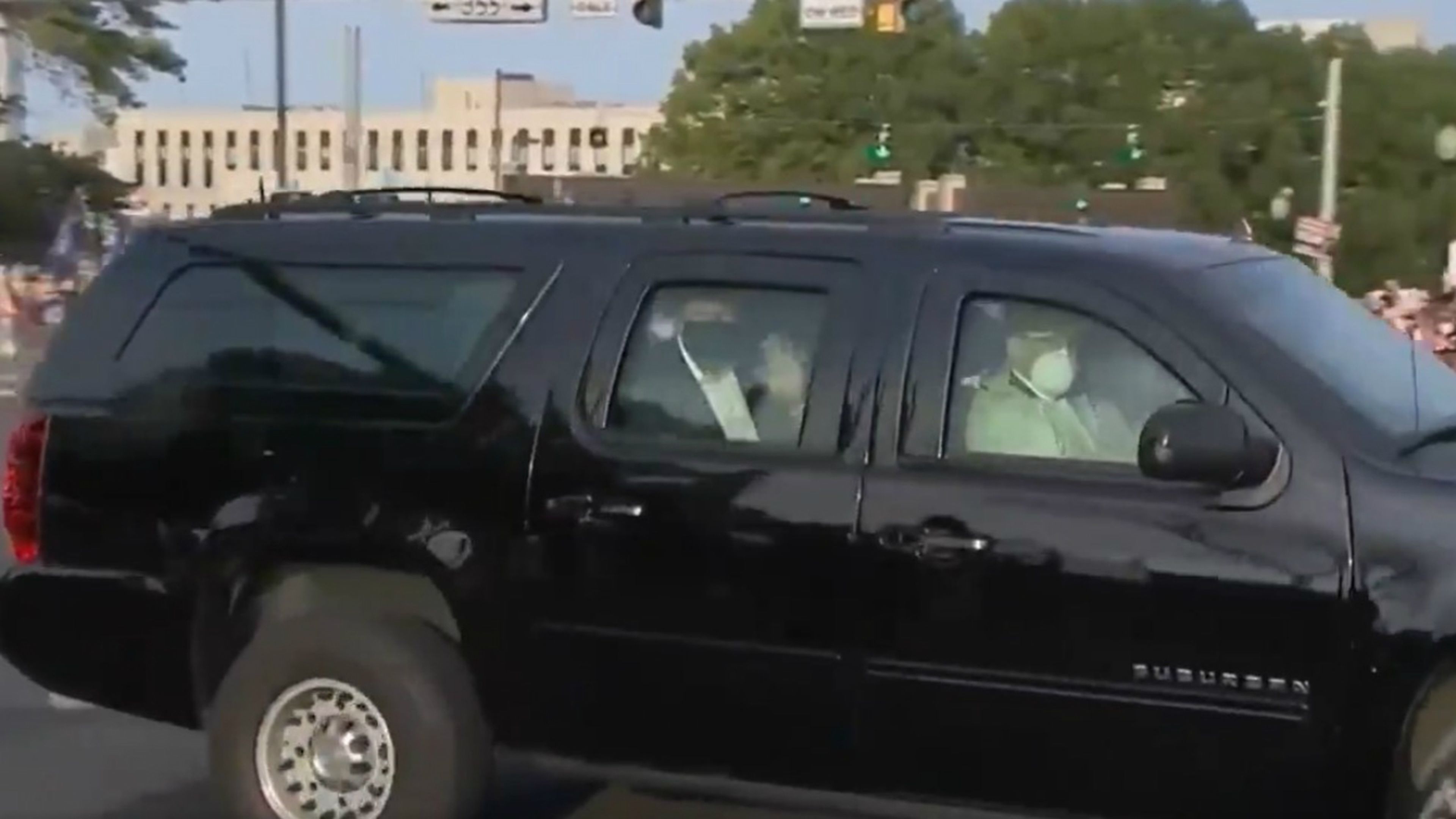 Donald Trump aparece en coche para acallar los rumores de salud