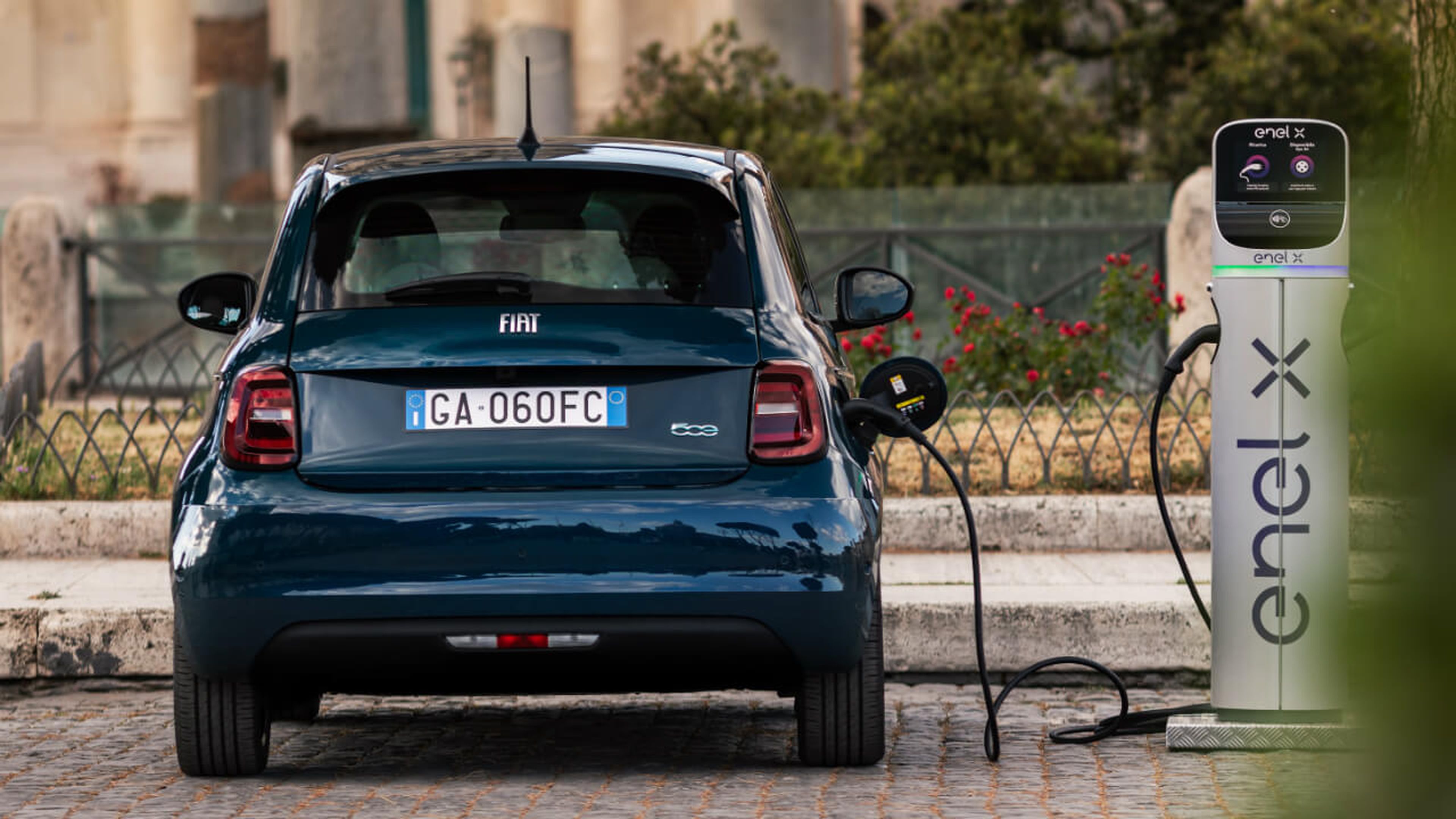 Puntos de recarga de coches eléctricos: el Gobierno promete 100.000 en 2023