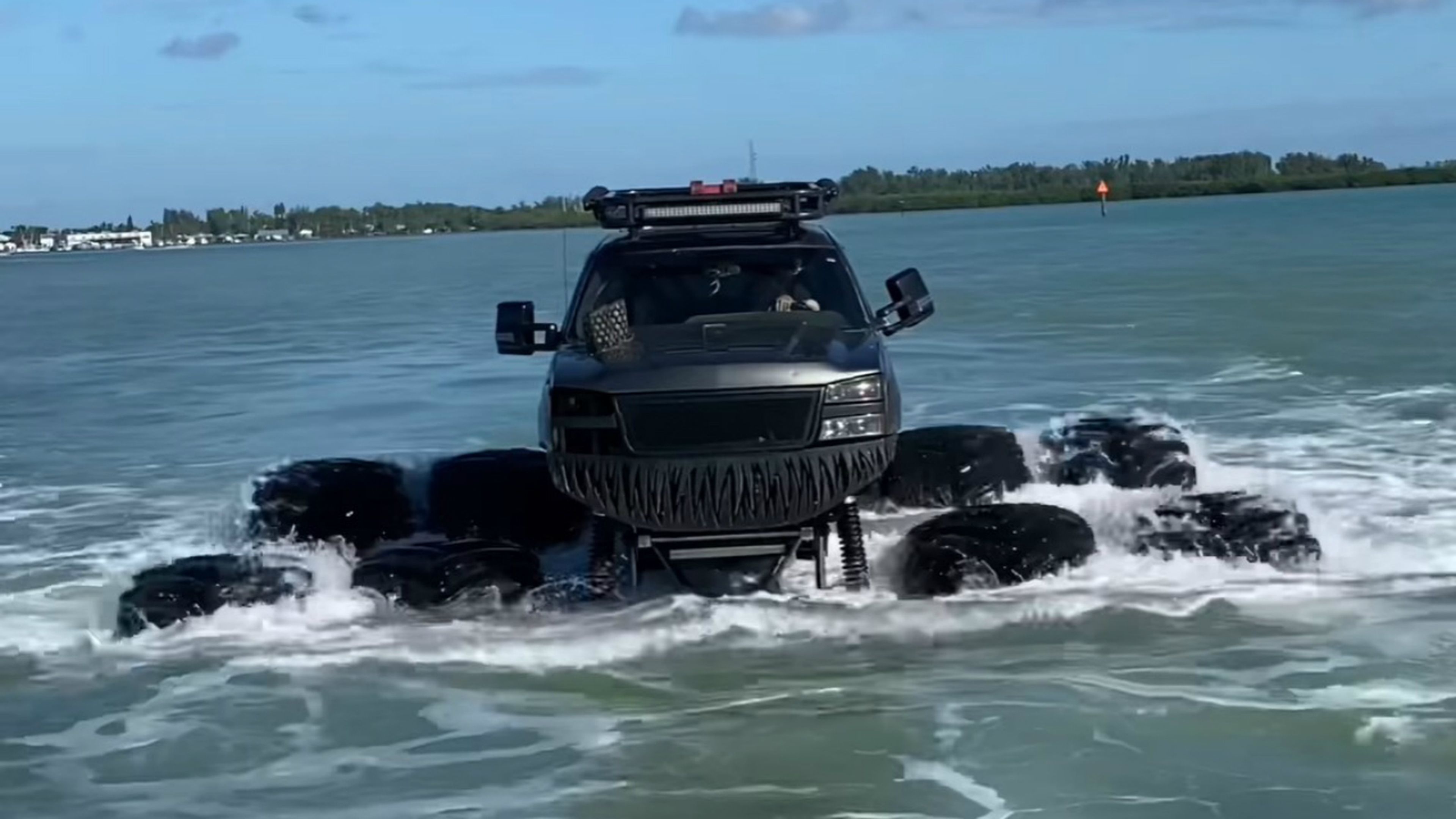 Un Chevrolet Silverado… ¡ha conseguido caminar sobre las aguas del Golfo de México!