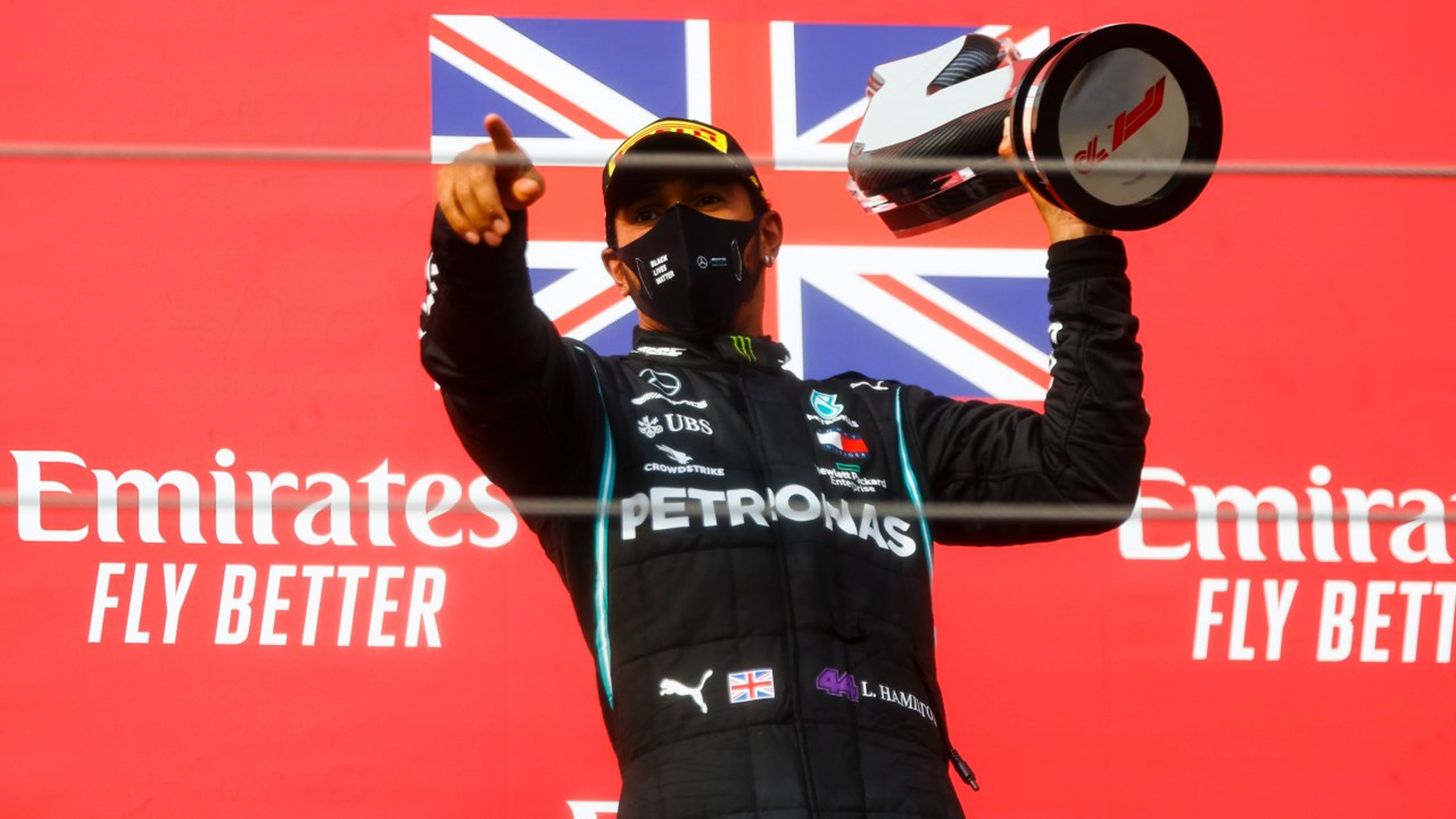 Hamilton en el podio de Imola