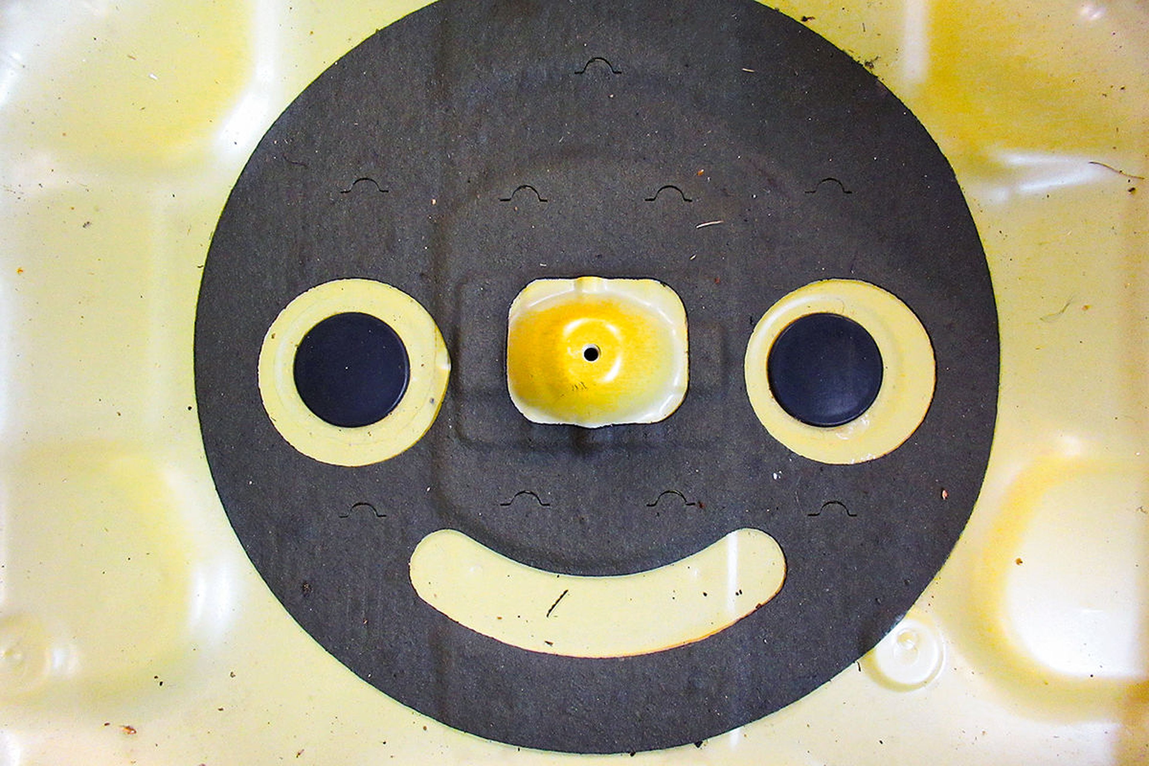 Humor coreano: el material aislante del compartimento de la rueda de repuesto te sonríe