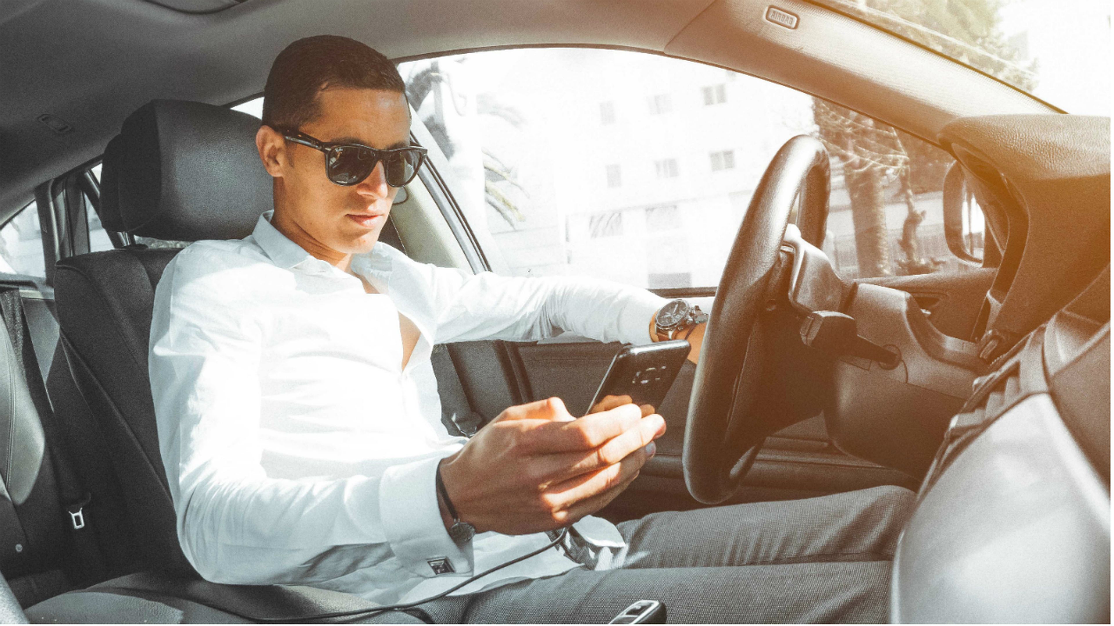 Sostener el móvil en la mano dentro del coche: 600 euros de multa