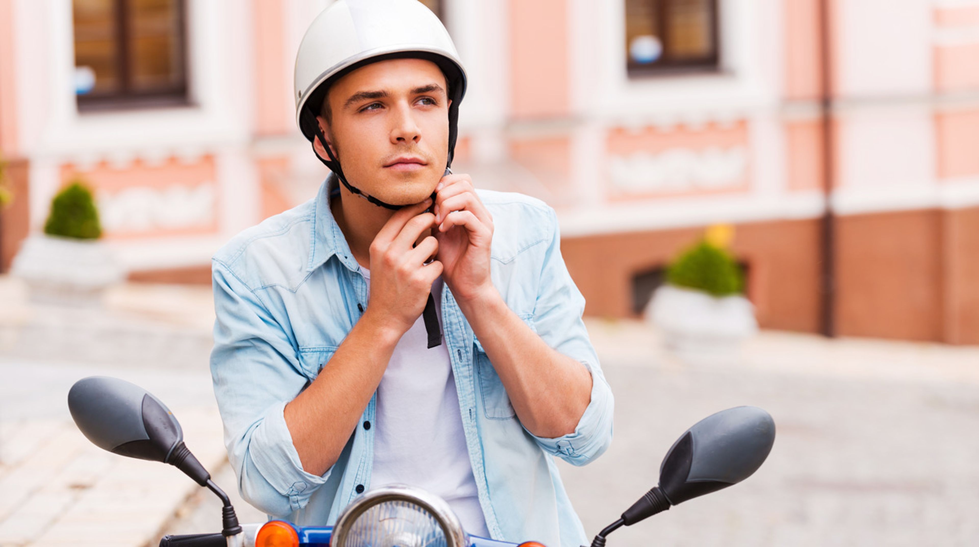 Te pueden multar una gorra en casco de la moto? | Auto Bild España
