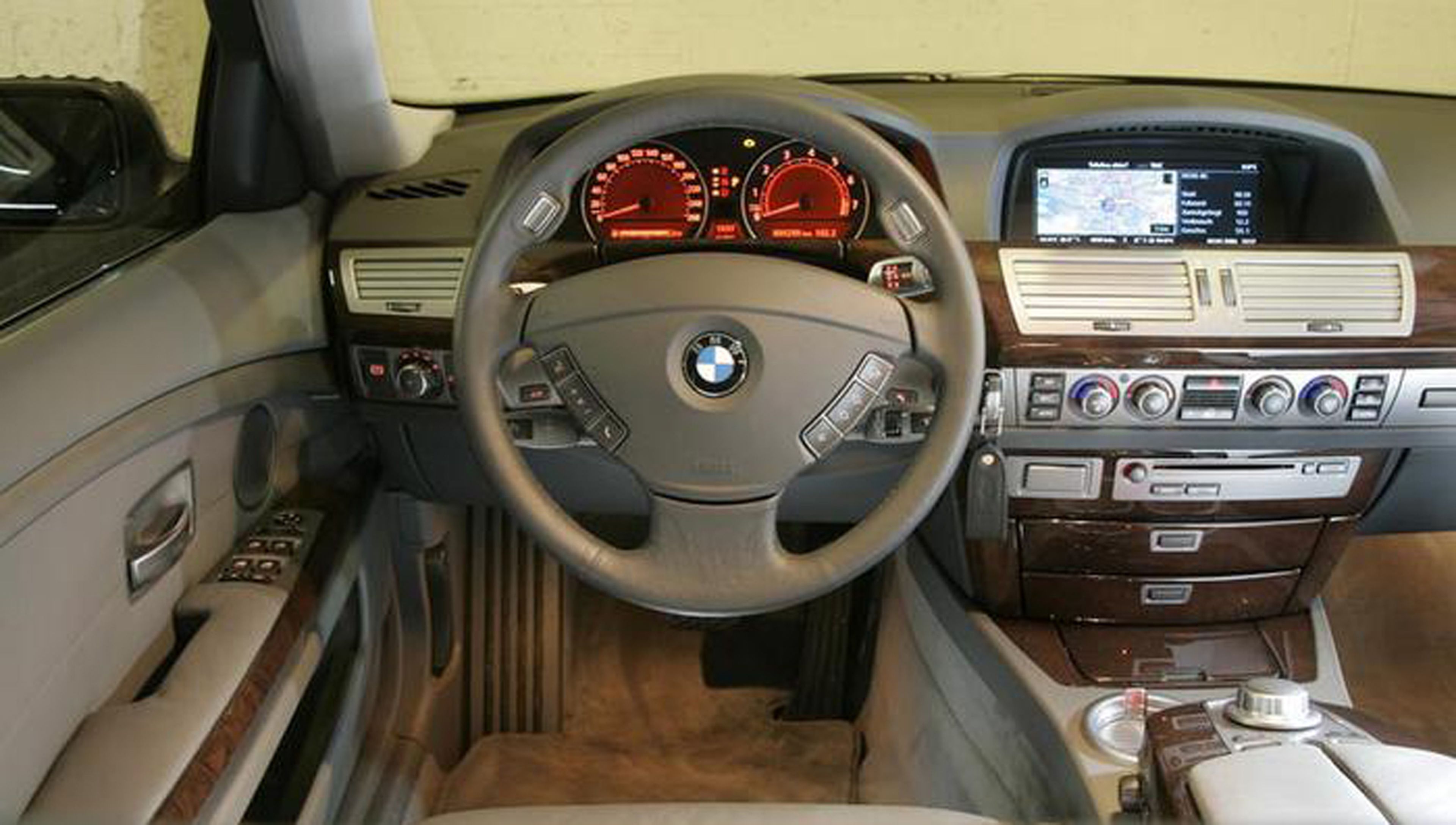 Esta es la verdadera razon por la BMW usa el color naranja en sus cuadros de mandos