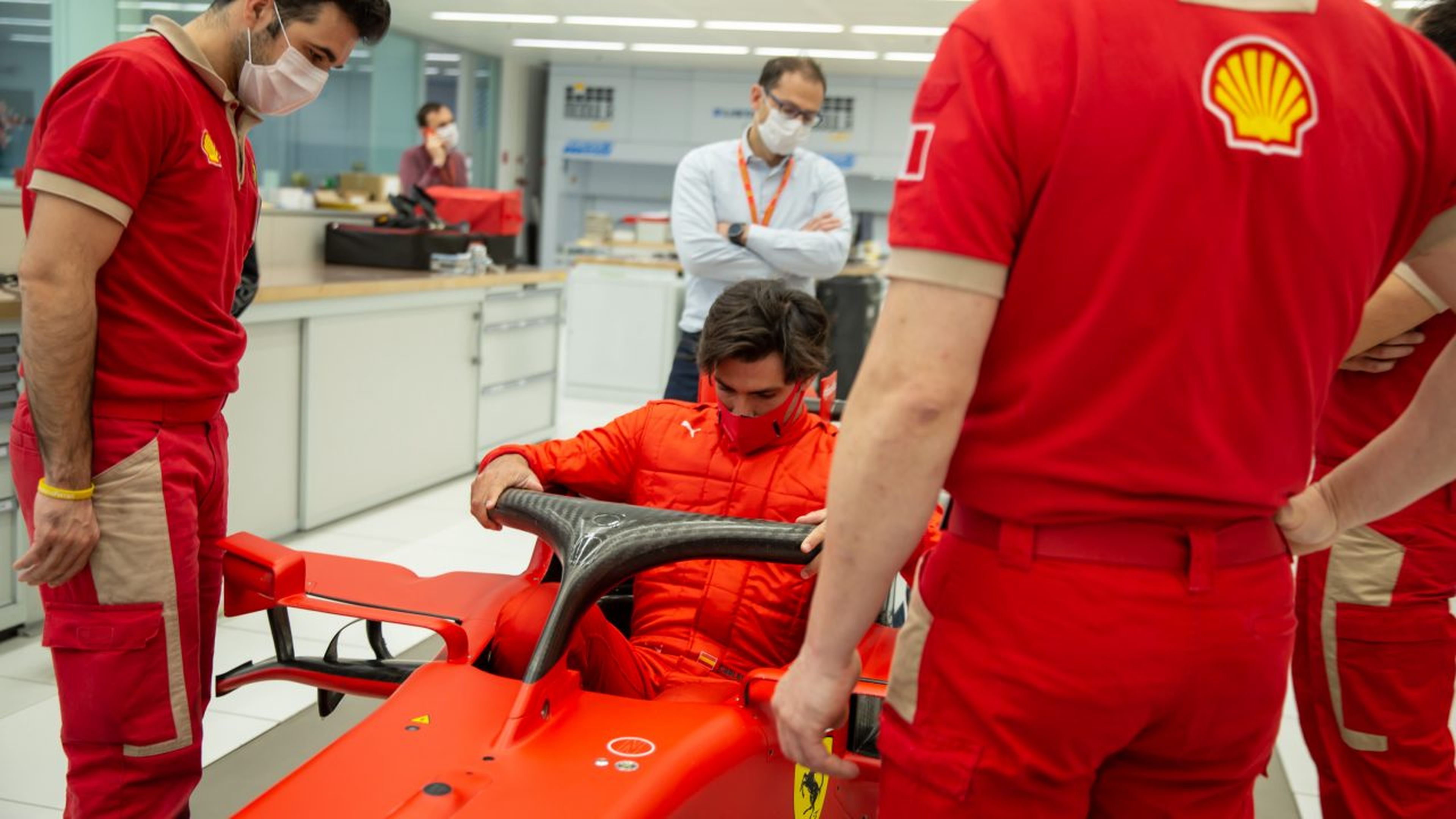 Carlos Sainz visita Ferrari