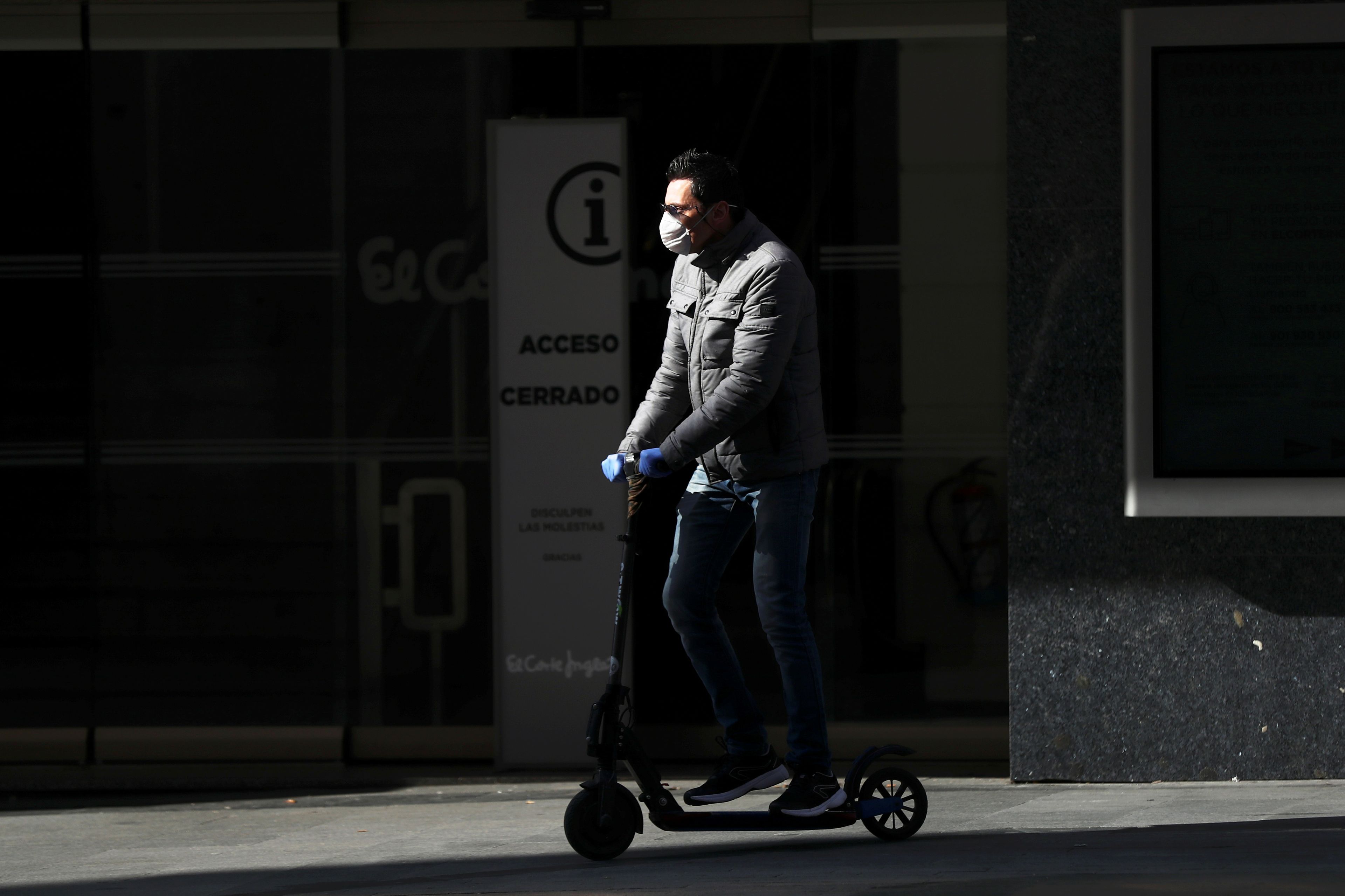 Un hombre conduce un patinete eléctrico en Madrid en plena pandemia del coronavirus.