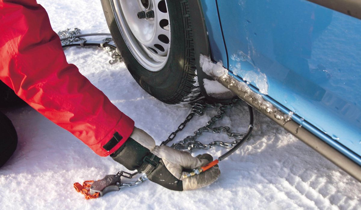 La Guardia Civil explica en un sencillo vídeo cómo se ponen las cadenas de  nieve