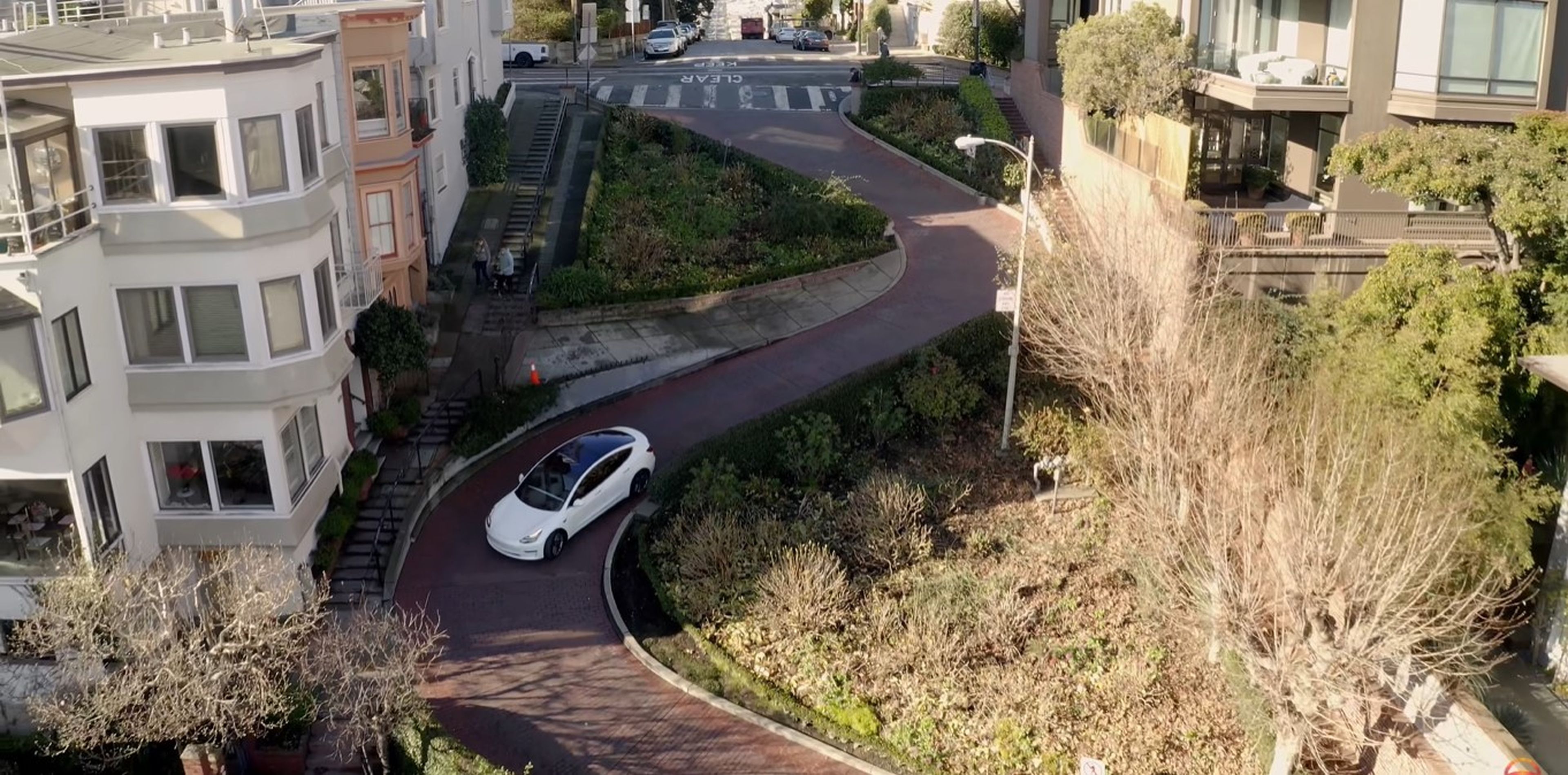 Vídeo: ponen a prueba el Autopilot de Tesla en la calle más sinuosa del mundo
