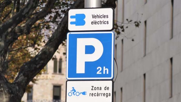 Cargar El Coche Eléctrico Ha Dejado De Ser Gratuito En Barcelona, Esto ...