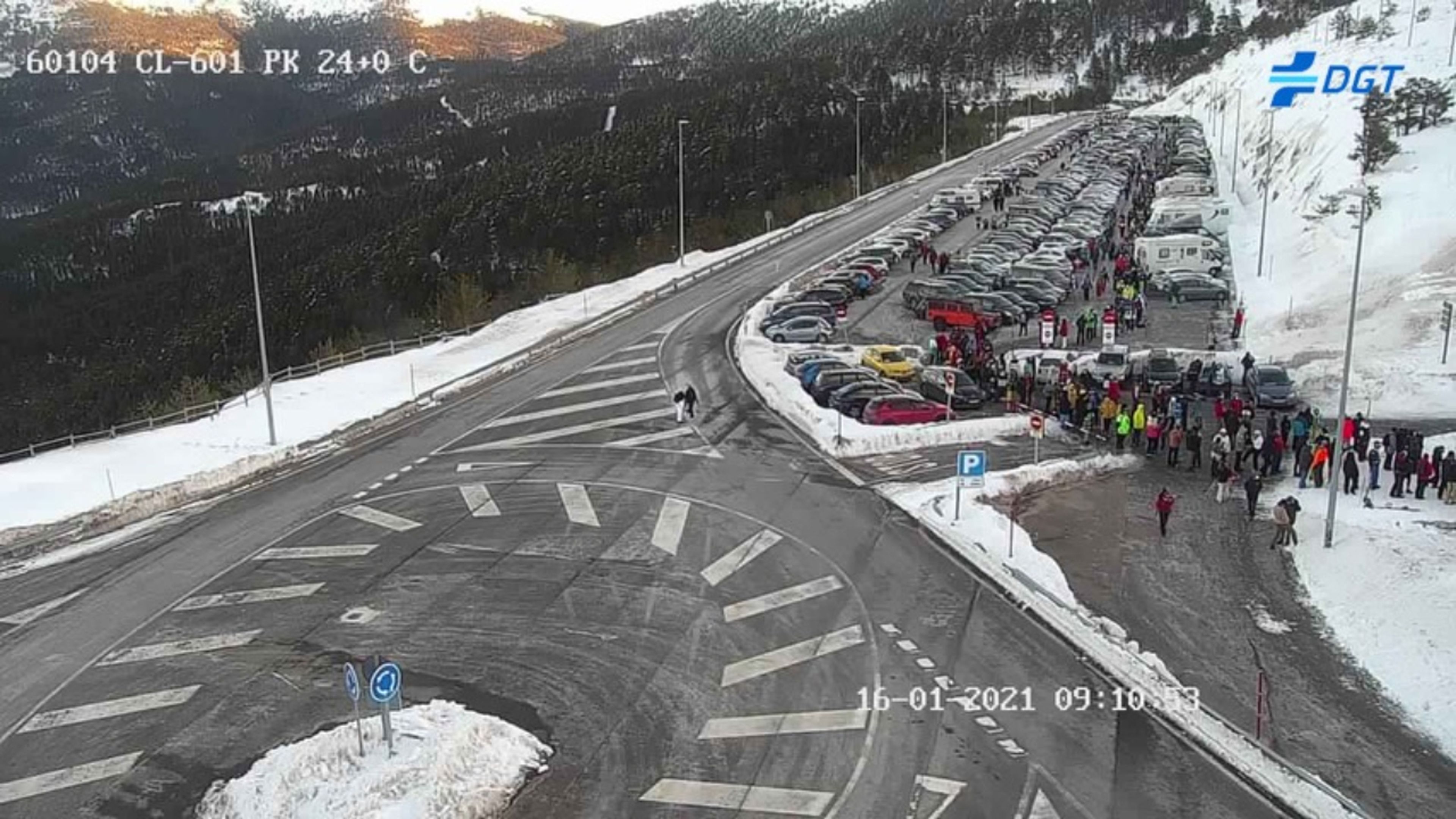 Se repite el colapso en la sierra de Madrid: los accesos, abarrotados de coches