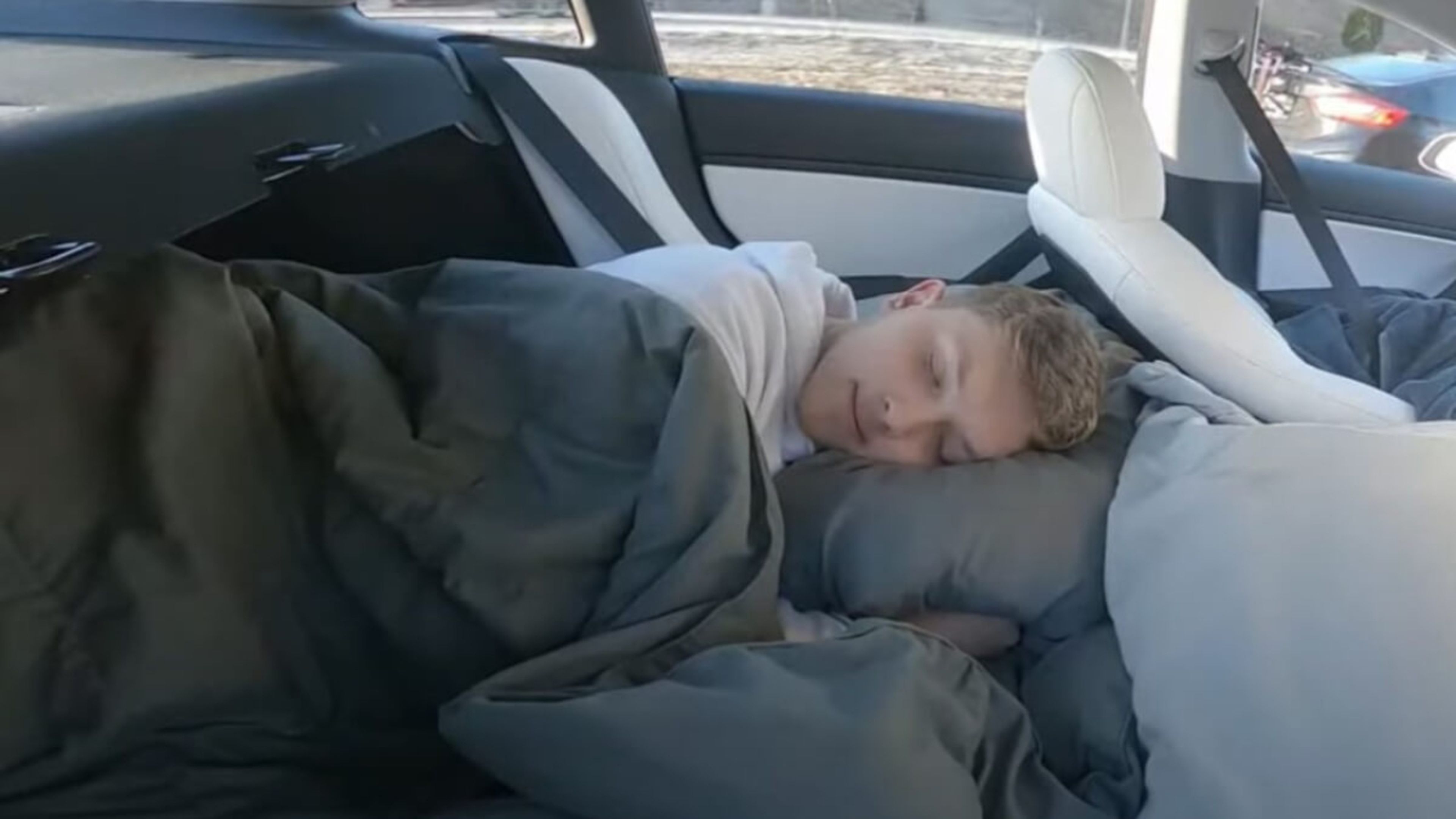 VÍDEO: un joven conductor finge dormir en su Tesla Model 3 con el piloto automático activado