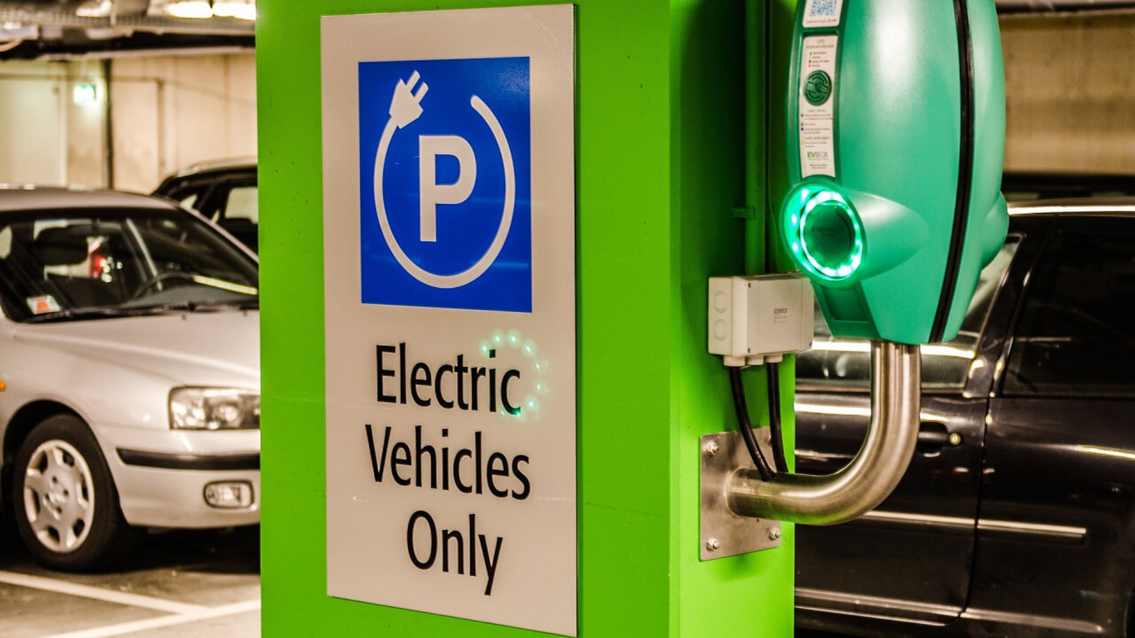 Alemania prohíbe los coches eléctricos en los aparcamientos subterráneos