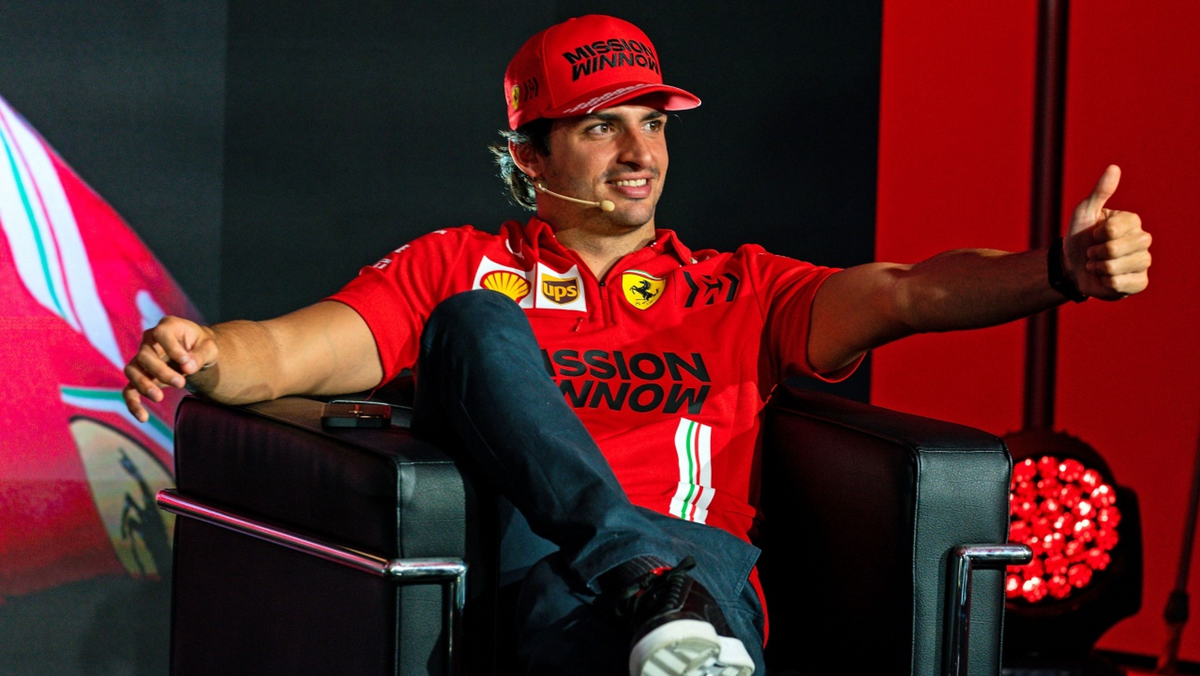 Carlos Sainz en la presentación de Ferrari