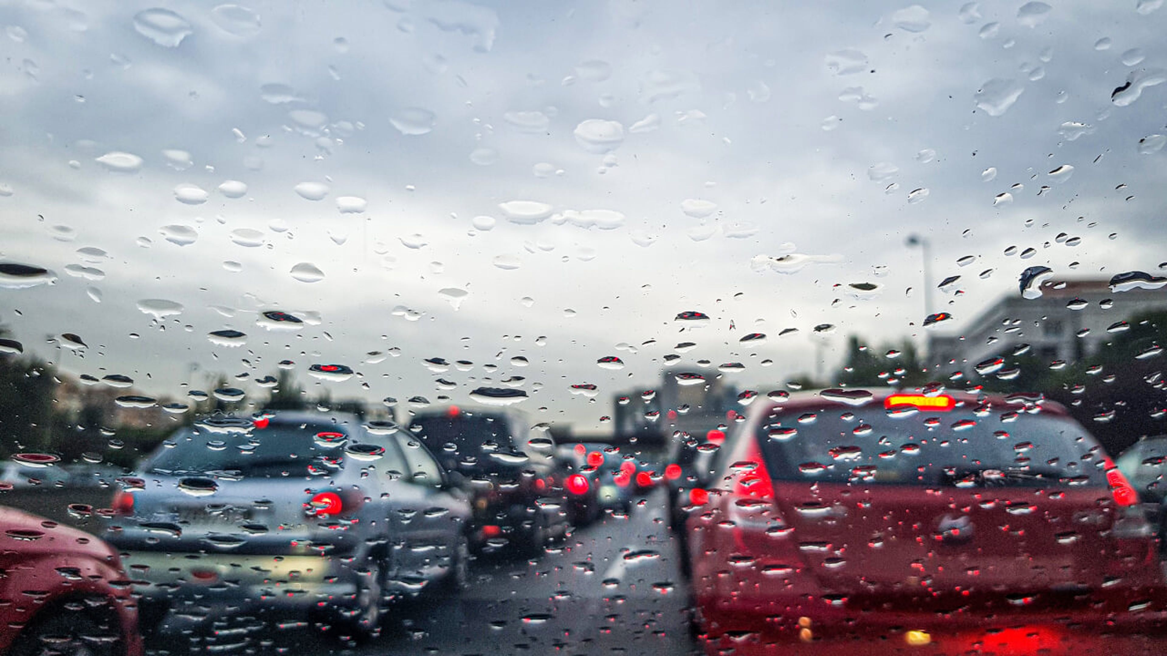 La DGT nos da los tres consejos clave para conducir con lluvia