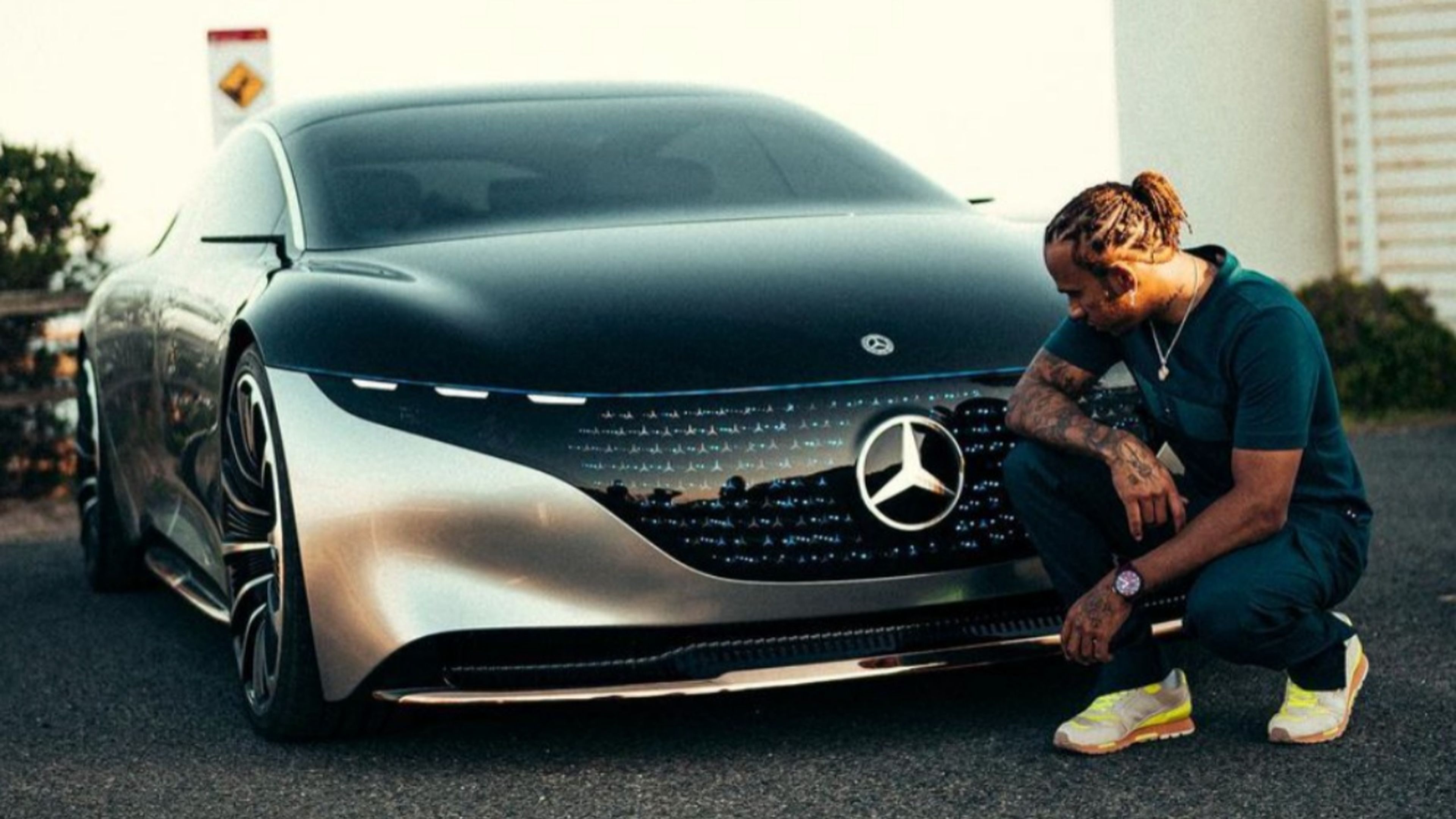 Hamilton y el Mercedes Vision EQS