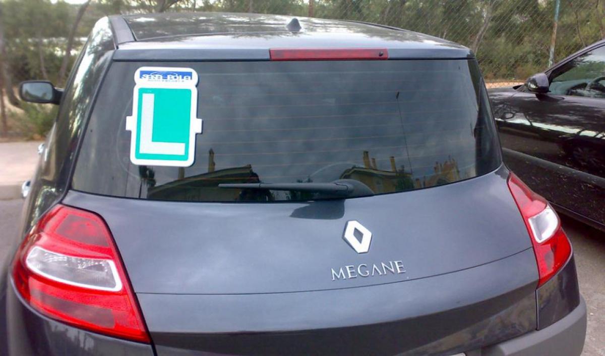 La placa L en el coche: ¡conductor novel a la vista!