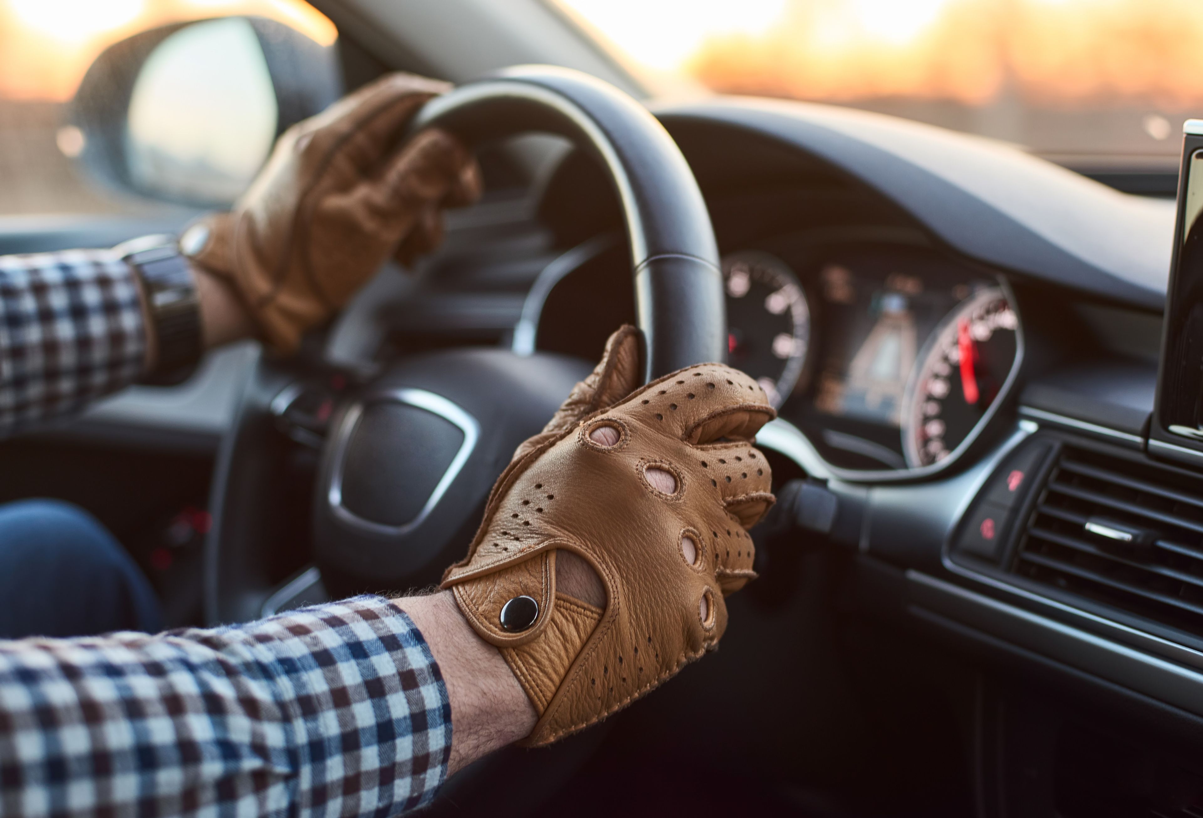 Toma el control de tu coche con los accesorios propios de un piloto de  competición