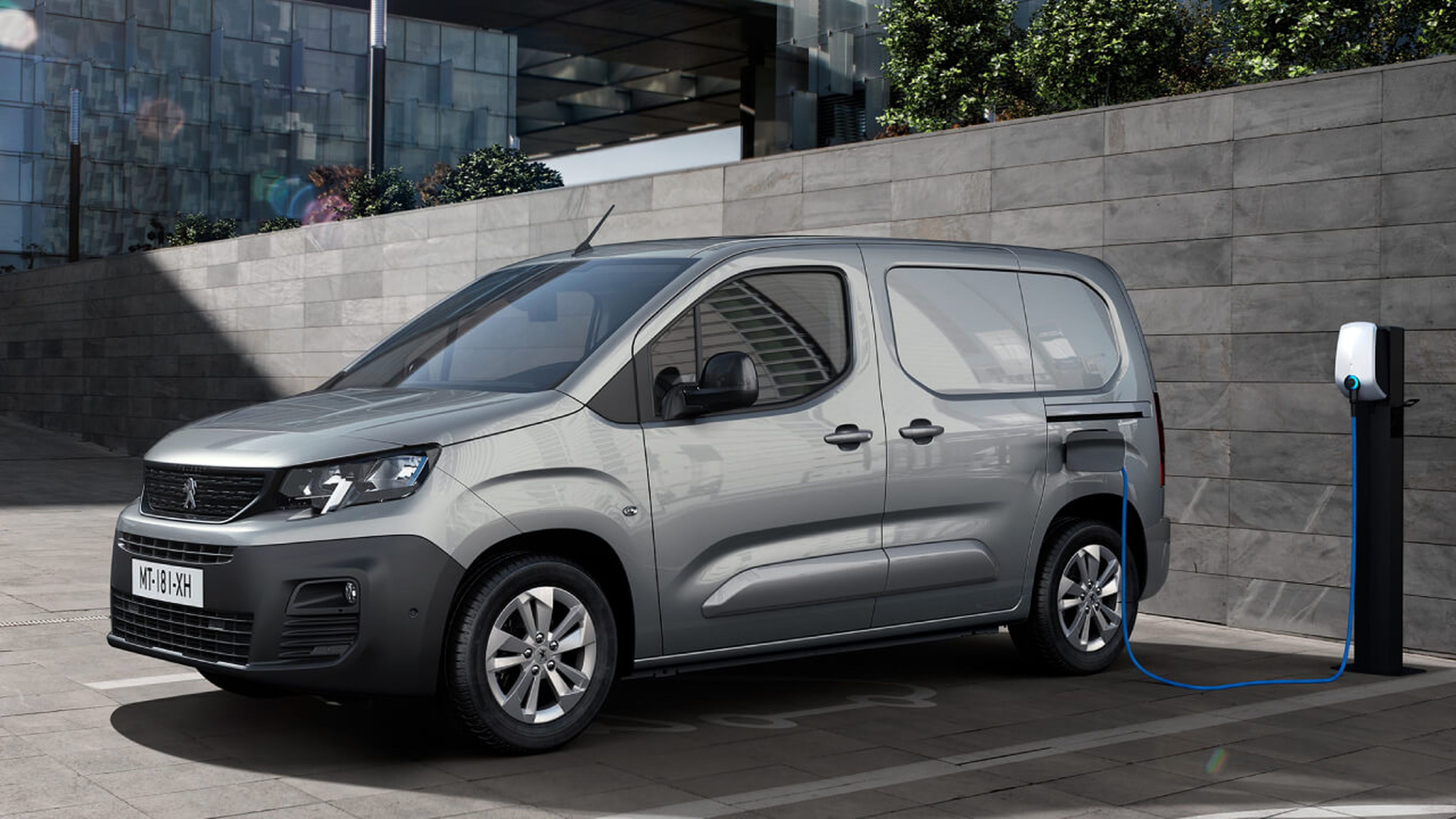 Peugeot: estos son sus planes para lanzar coches eléctricos en 2021
