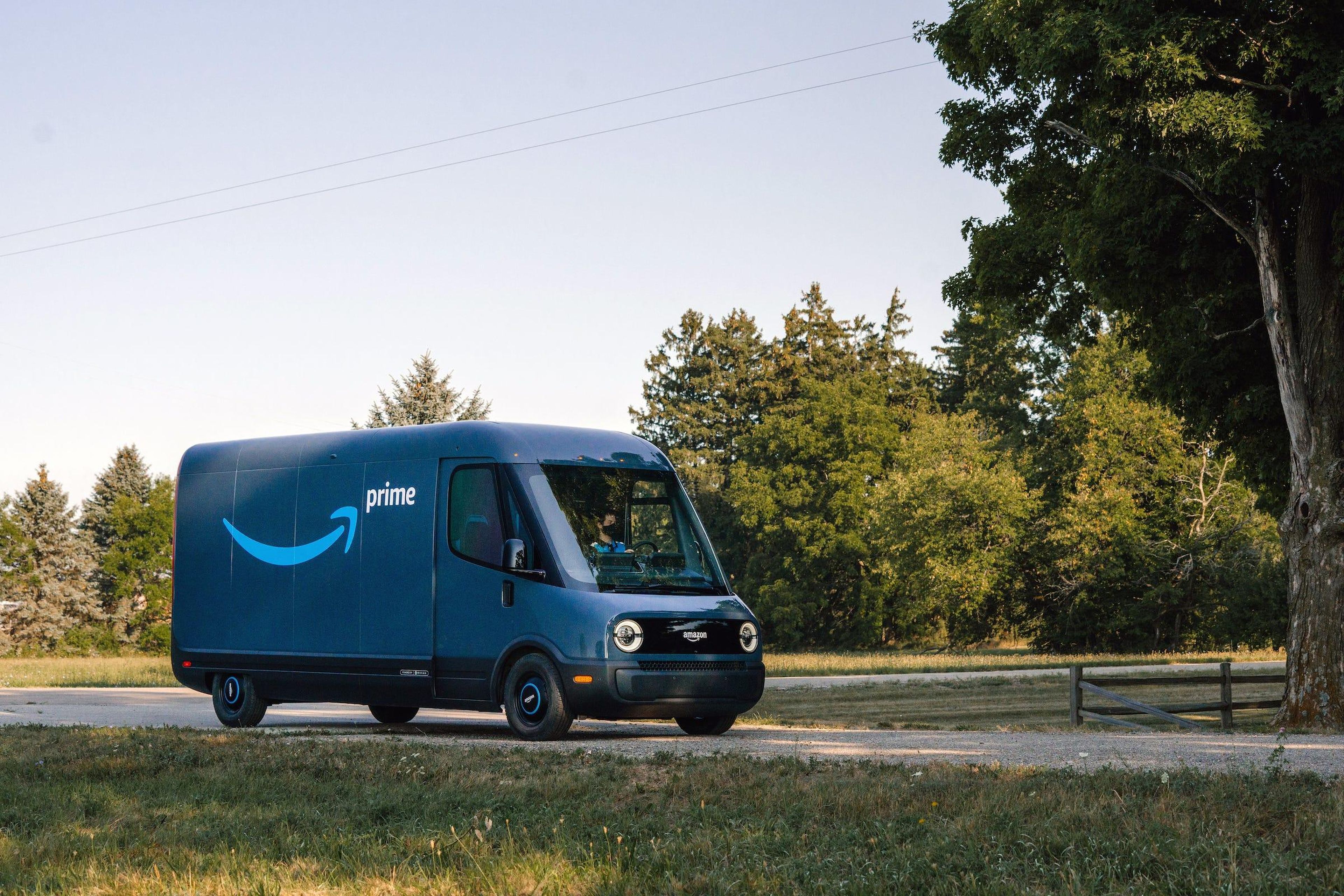 Las furgonetas de reparto Amazon de Rivian han comenzado a repartir este mes.