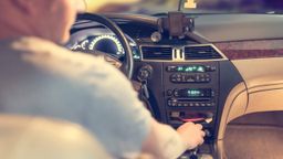 Los tres consejos fundamentales de la DGT para escuchar música al volante