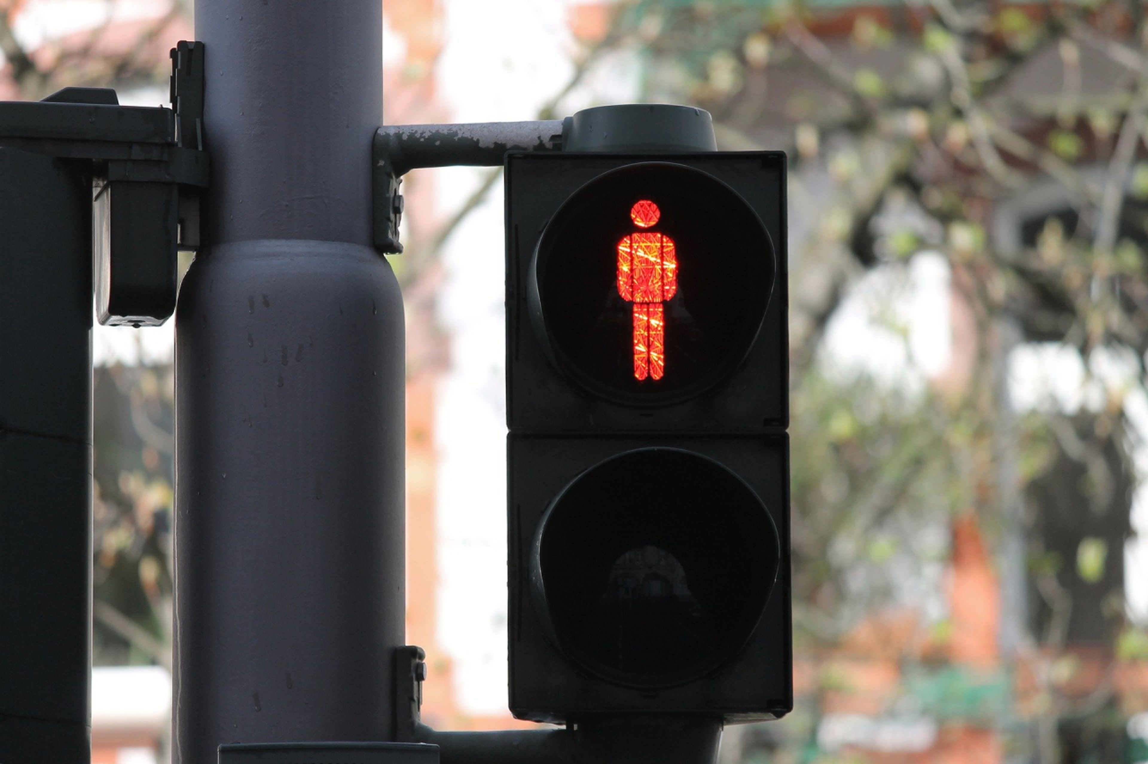 La DGT advierte sobre cómo cruzar un paso de peatones sin peligro