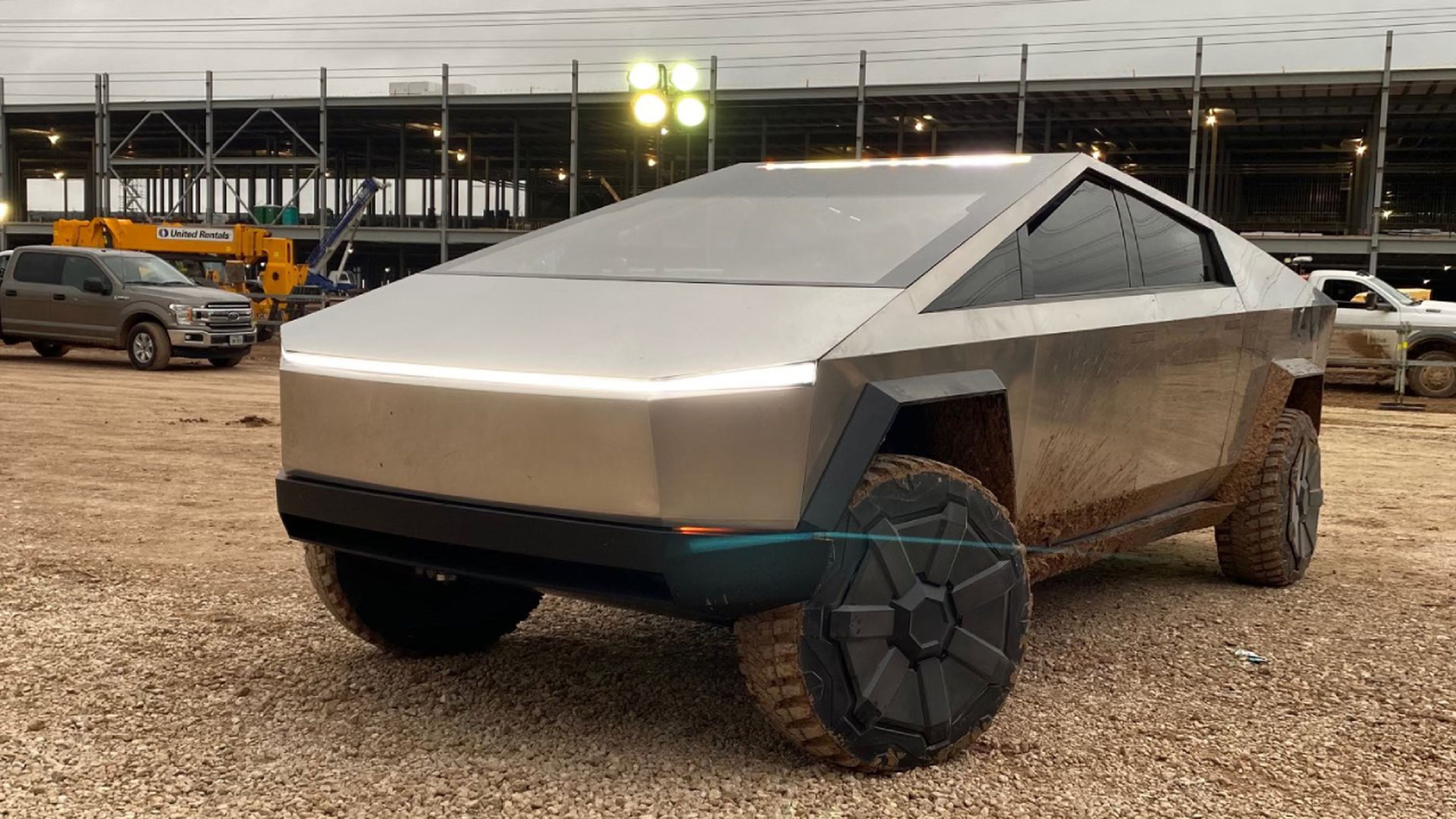 Elon Musk se pasea en un Tesla Cybertruck por la planta donde se fabricará