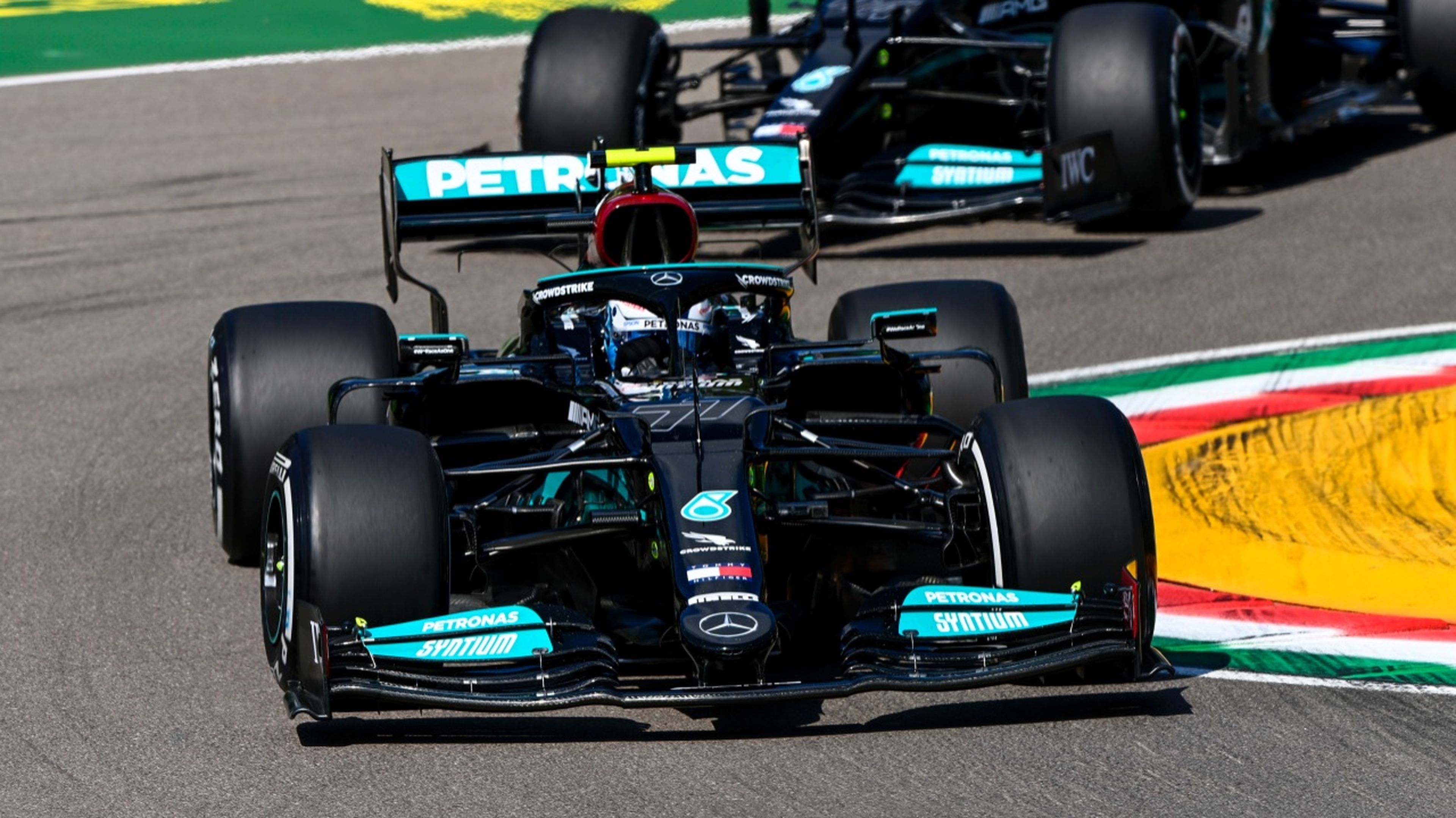 Valtteri Bottas y Lewis Hamilton en Imola