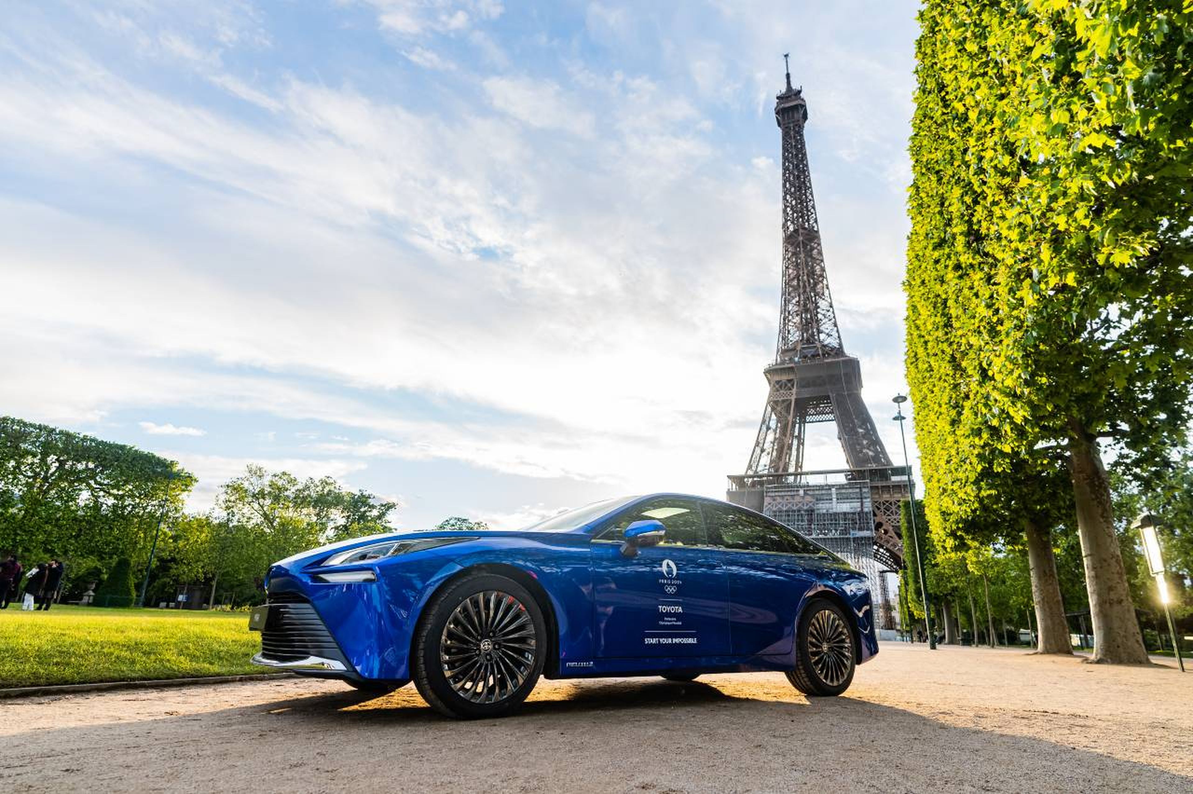 Toyota frikadas coche azul en París