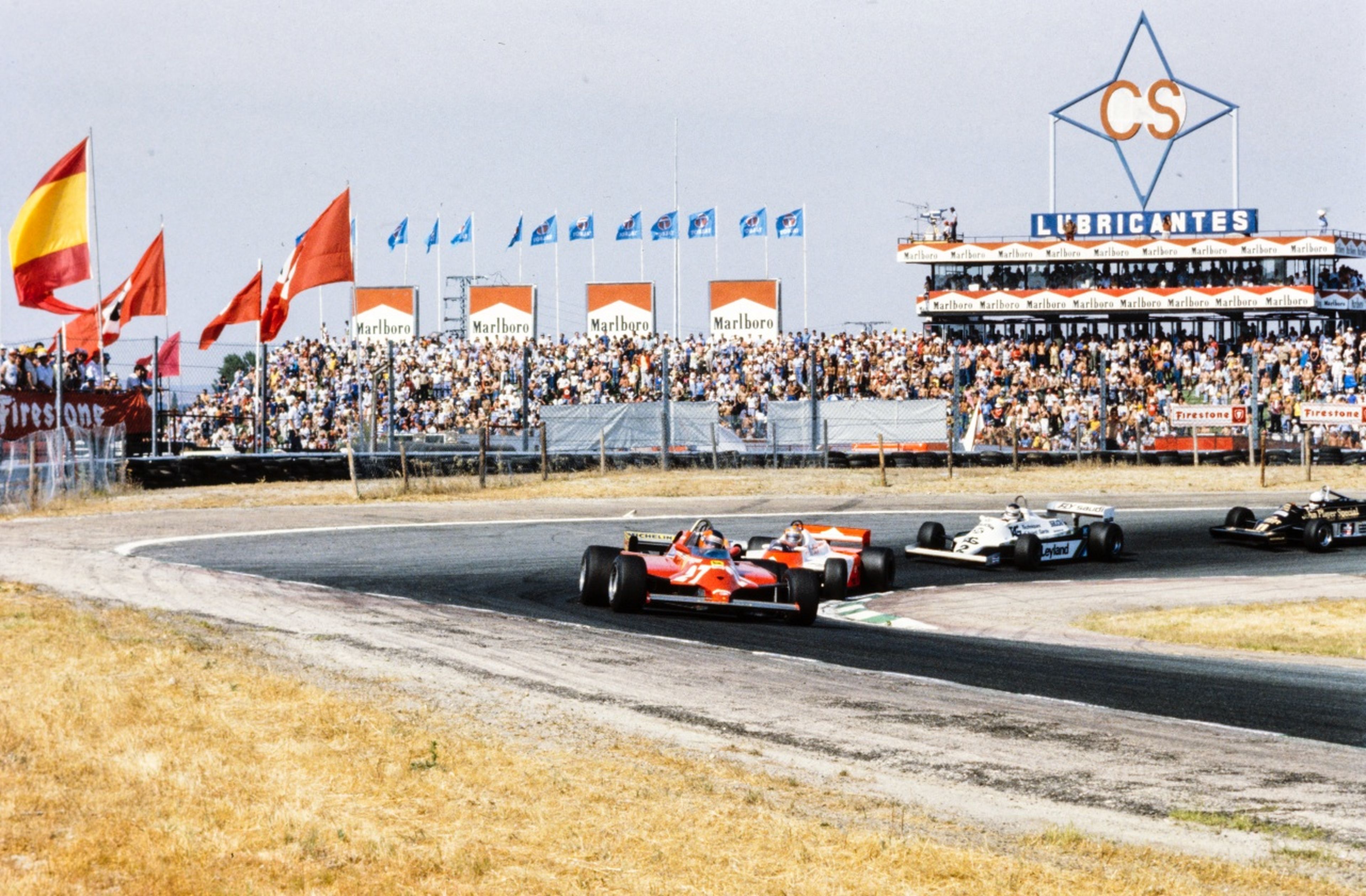 Gilles Villeneuve va directo con su Ferrari hacia la victoria en el último GP de Fórmula 1 celebrado en Madrid, en 1981. Foto: Motorsport Images.