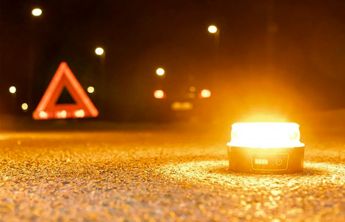 Ya están en vigor las luces de emergencia V-16 para sustituir los triángulos  del coche: cómo funcionan y dónde se pueden comprar