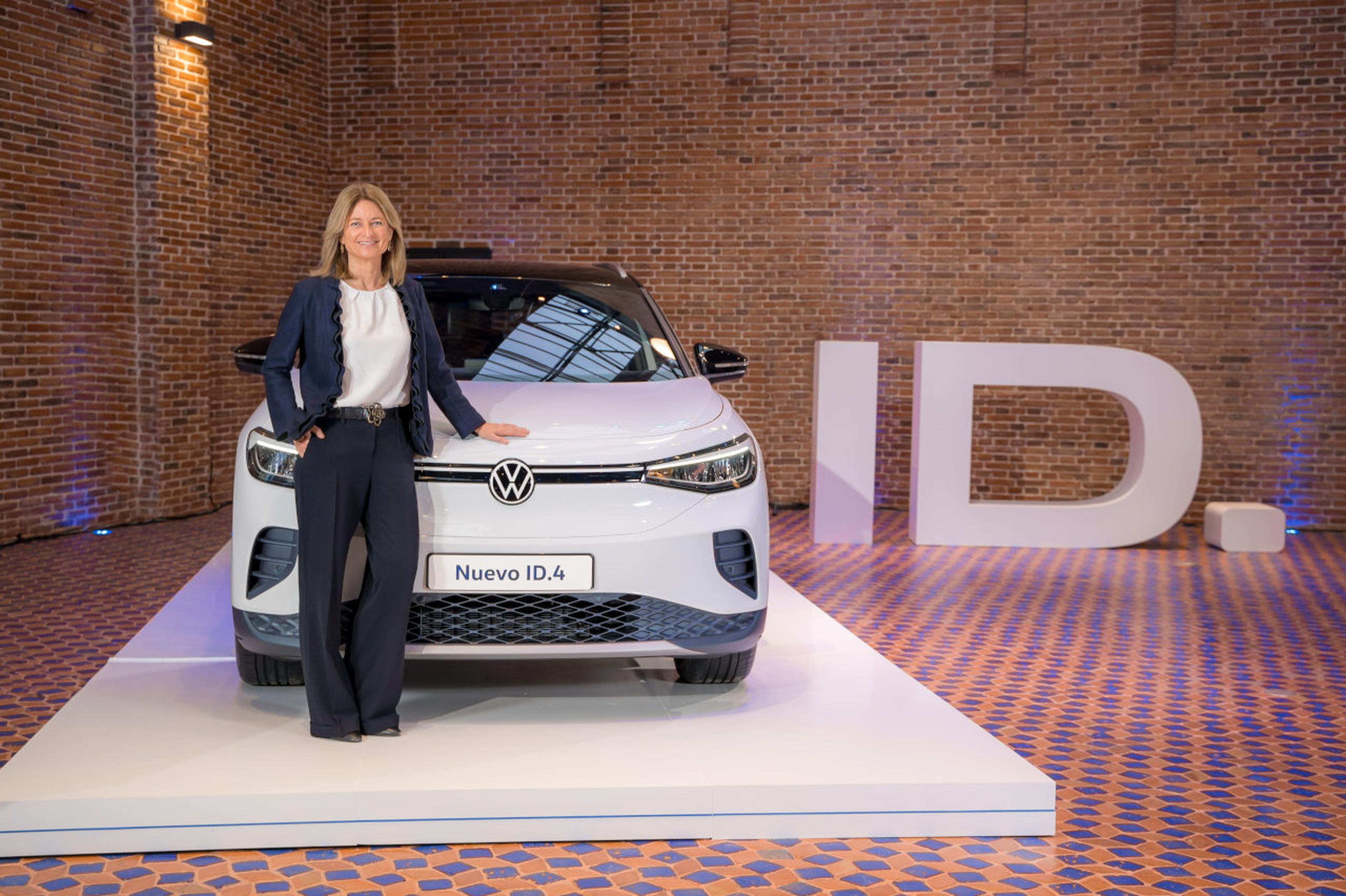 Laura Ros posa con el ID.4, el primer SUV eléctrico de Volkswagen