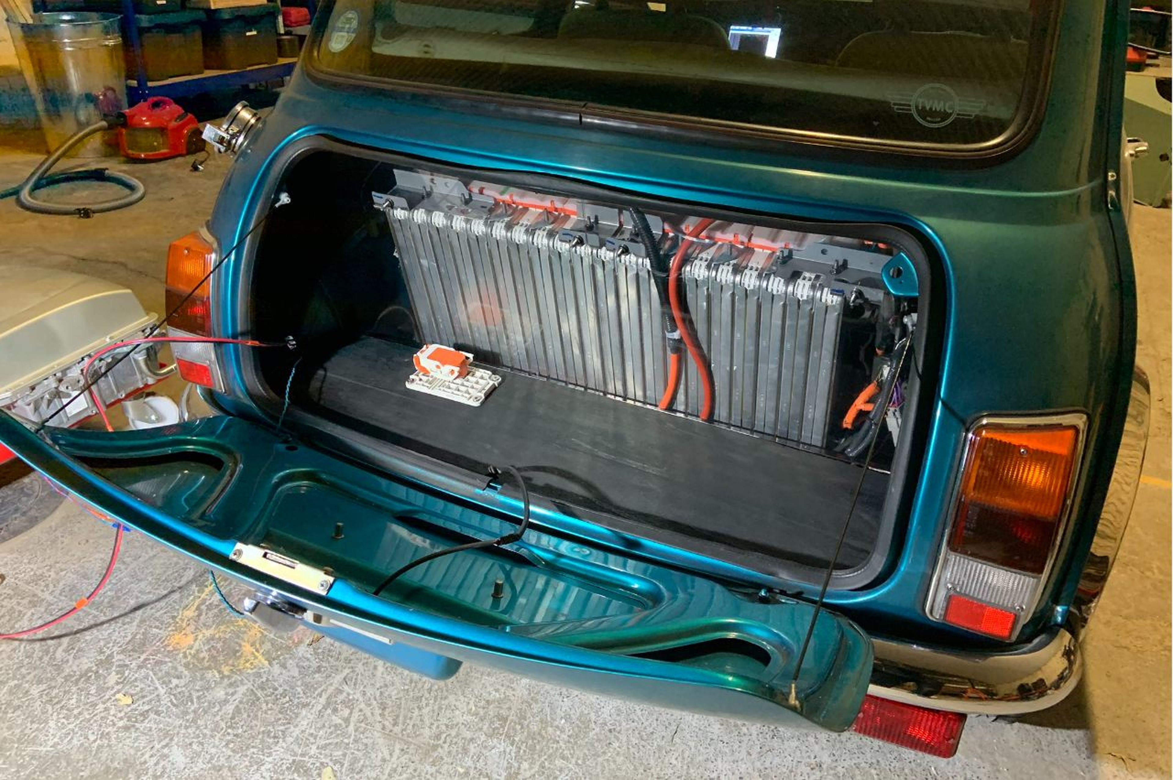 Mini clásico con motor eléctrico ‘reciclado’ de un Nissan Leaf batería