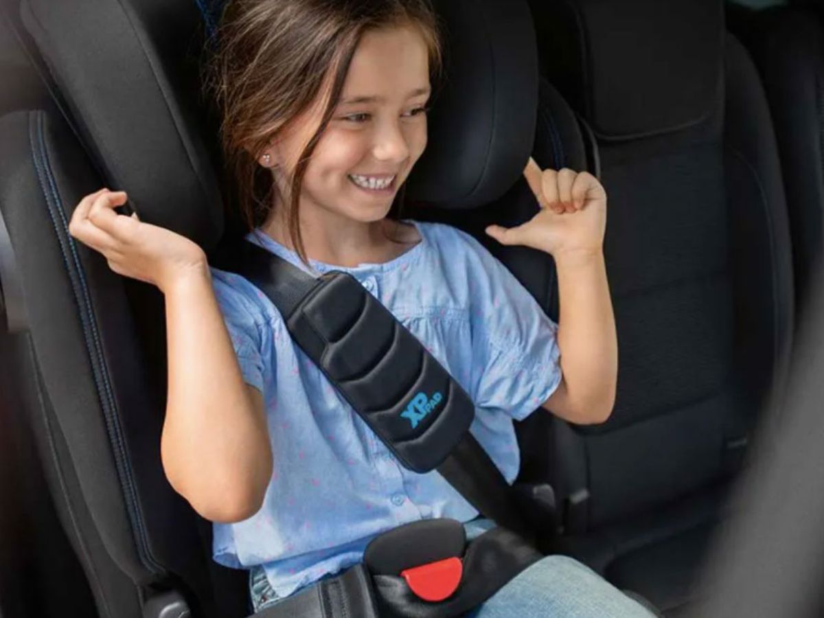 La OCU desaconseja utilizar alzadores para niños en el coche