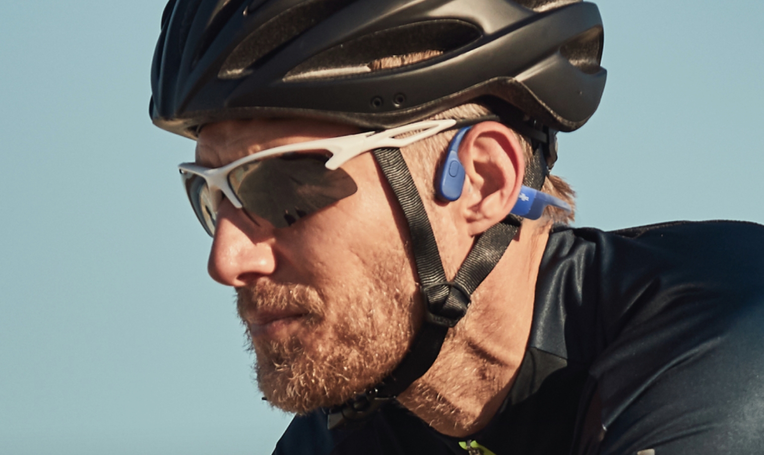 El casco para ciclistas con auriculares de conducción ósea