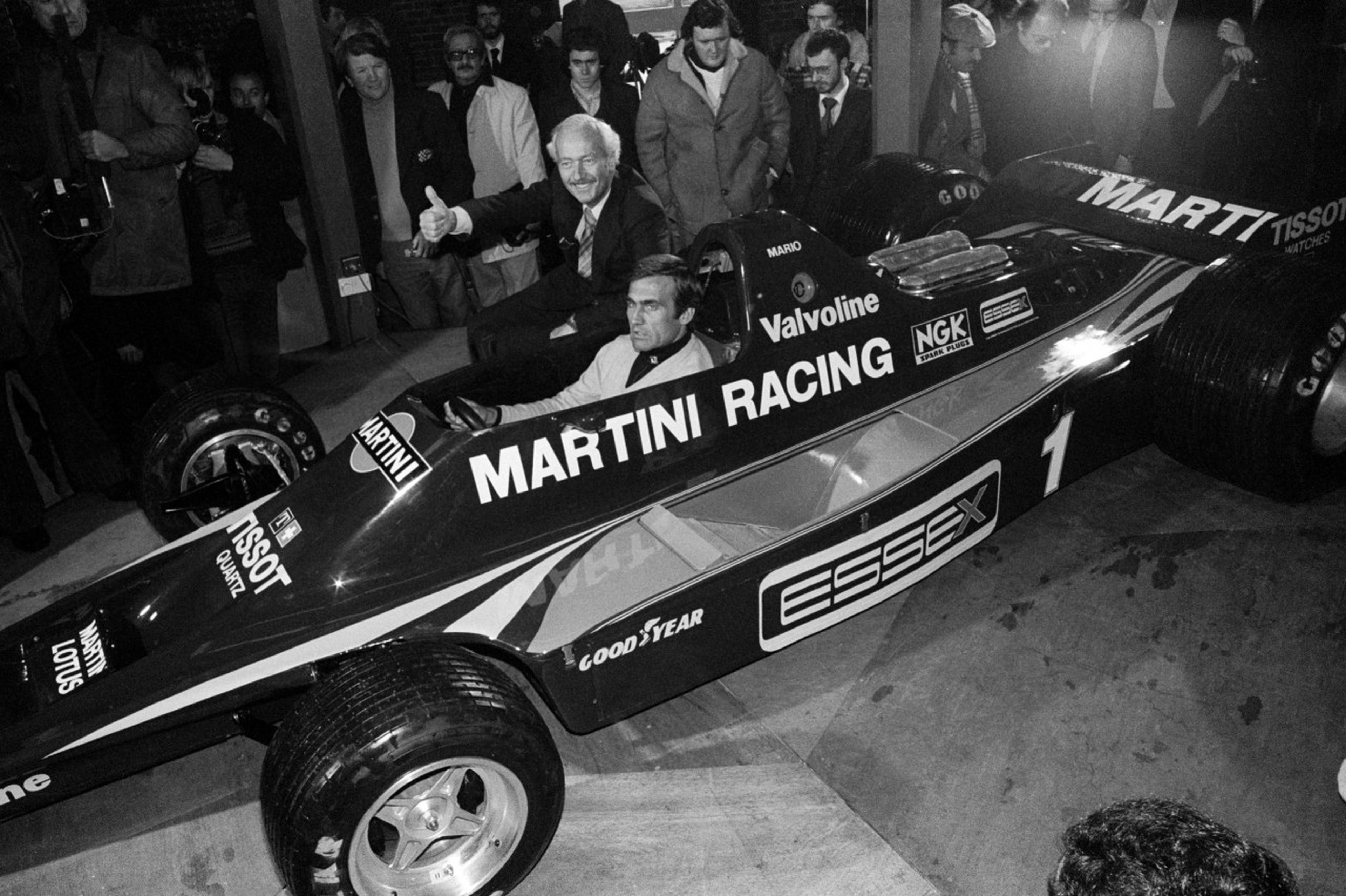Reutemann, en su presentación como piloto de Lotus, junto a Colin Chapman