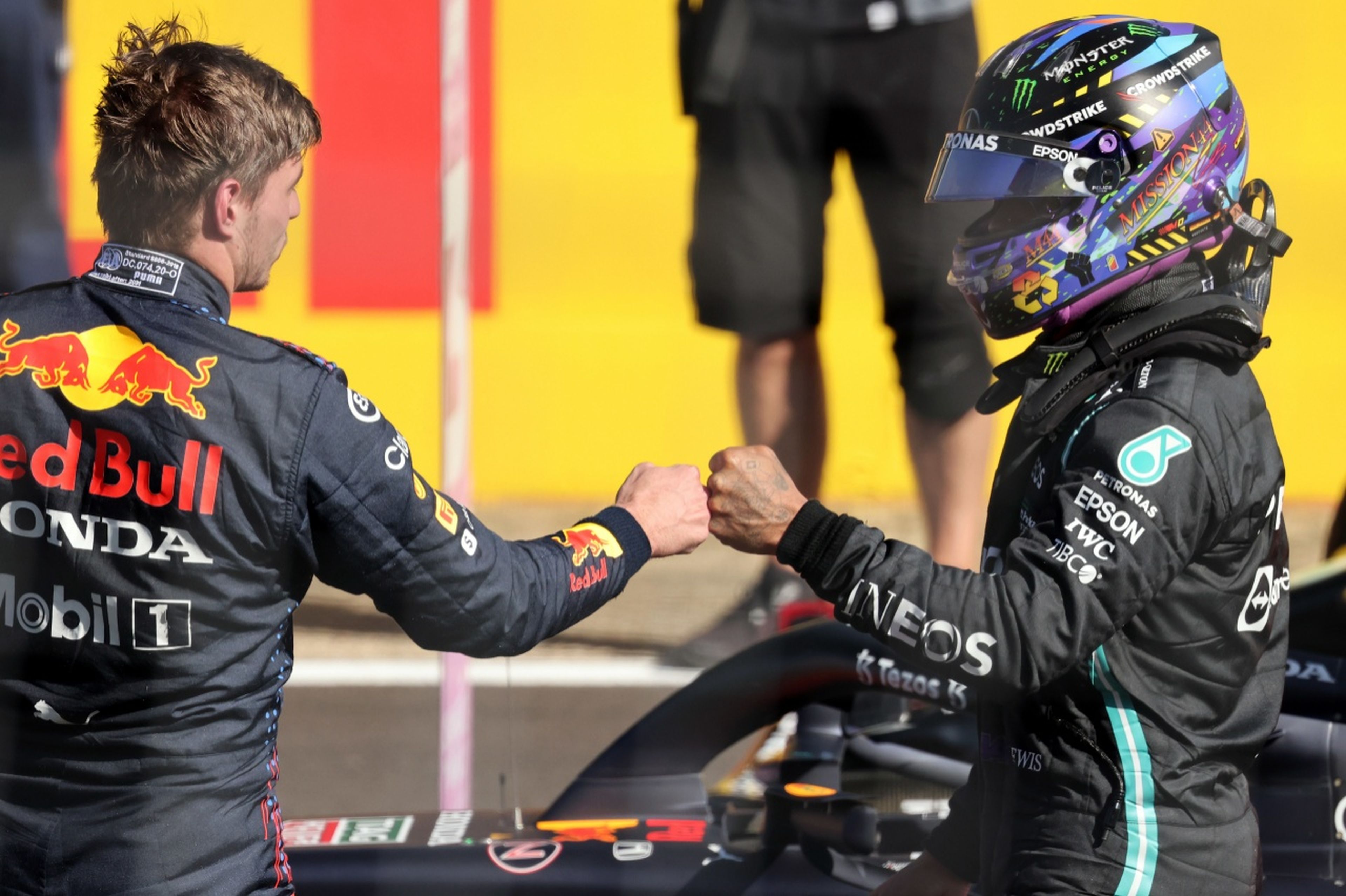Hamilton y Verstappen tras la carrera al sprint del sábado, que ganó Verstappen