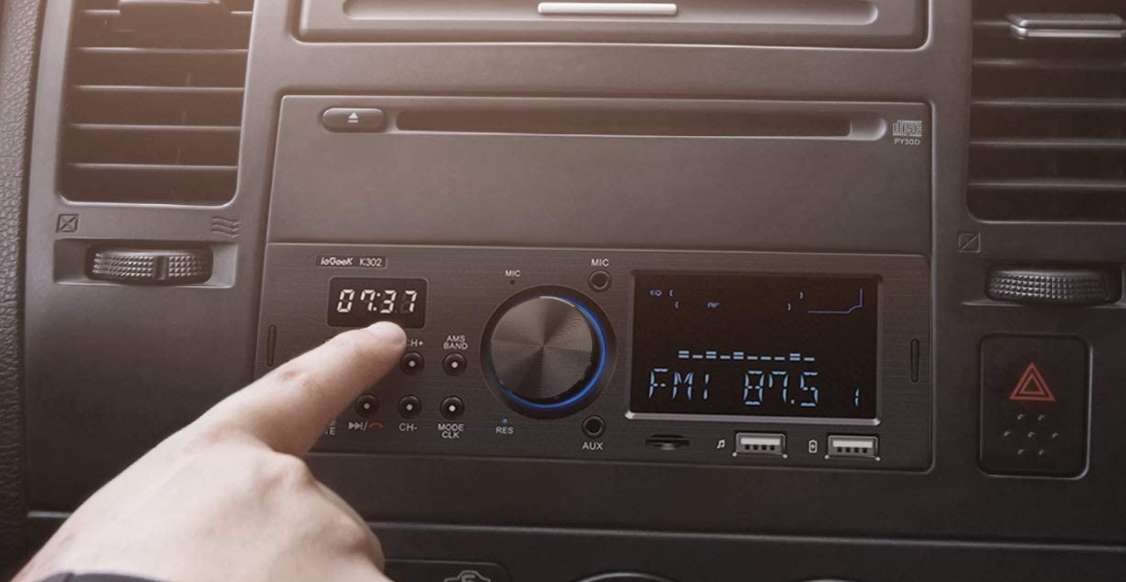 Cinco Delgado Separar Esta radio para coche tiene Bluetooth y un diseño que no desentonará en tu  coche por solo 38 euros en Amazon | Auto Bild España