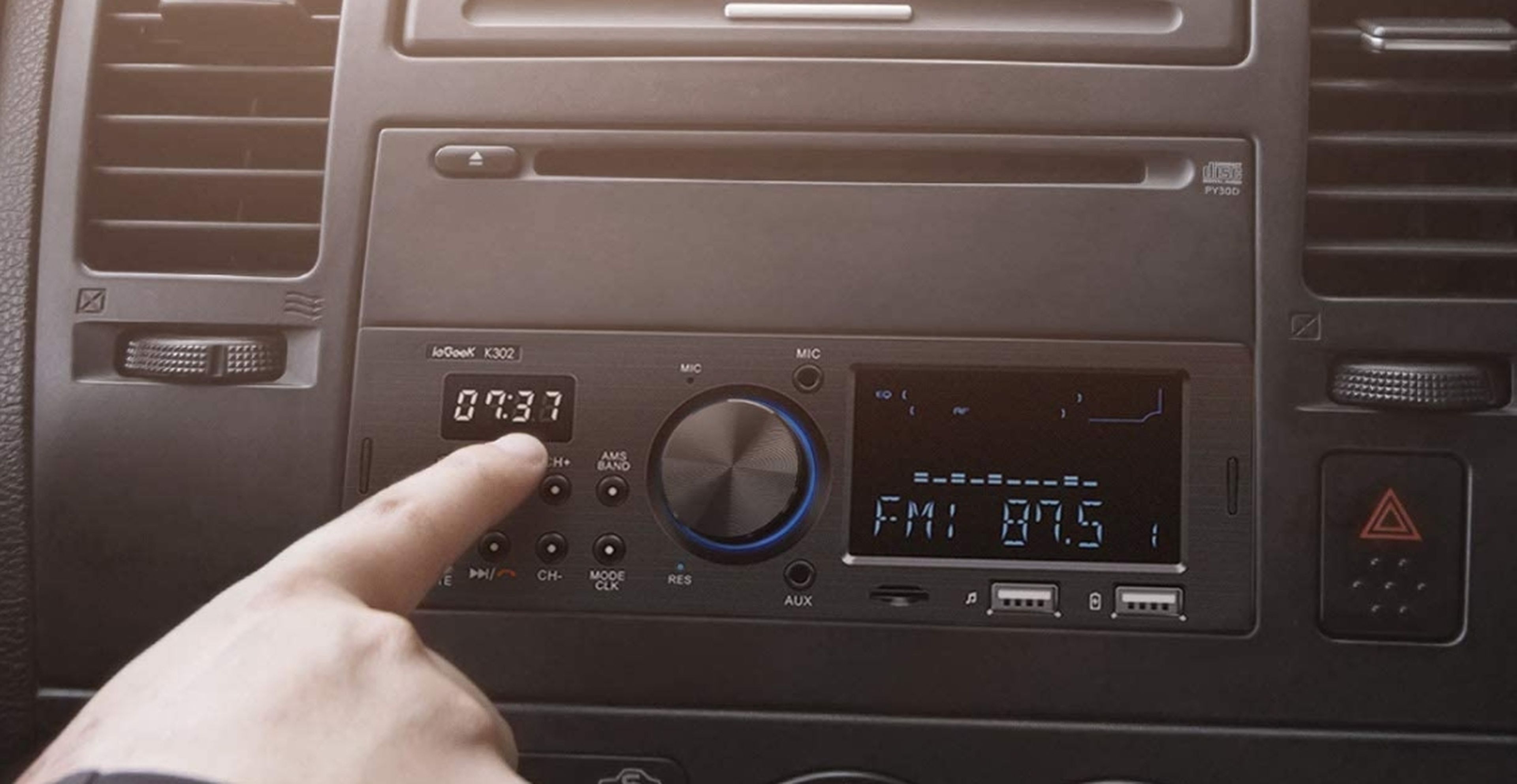 Radio de coche minimalista con Bluetooth