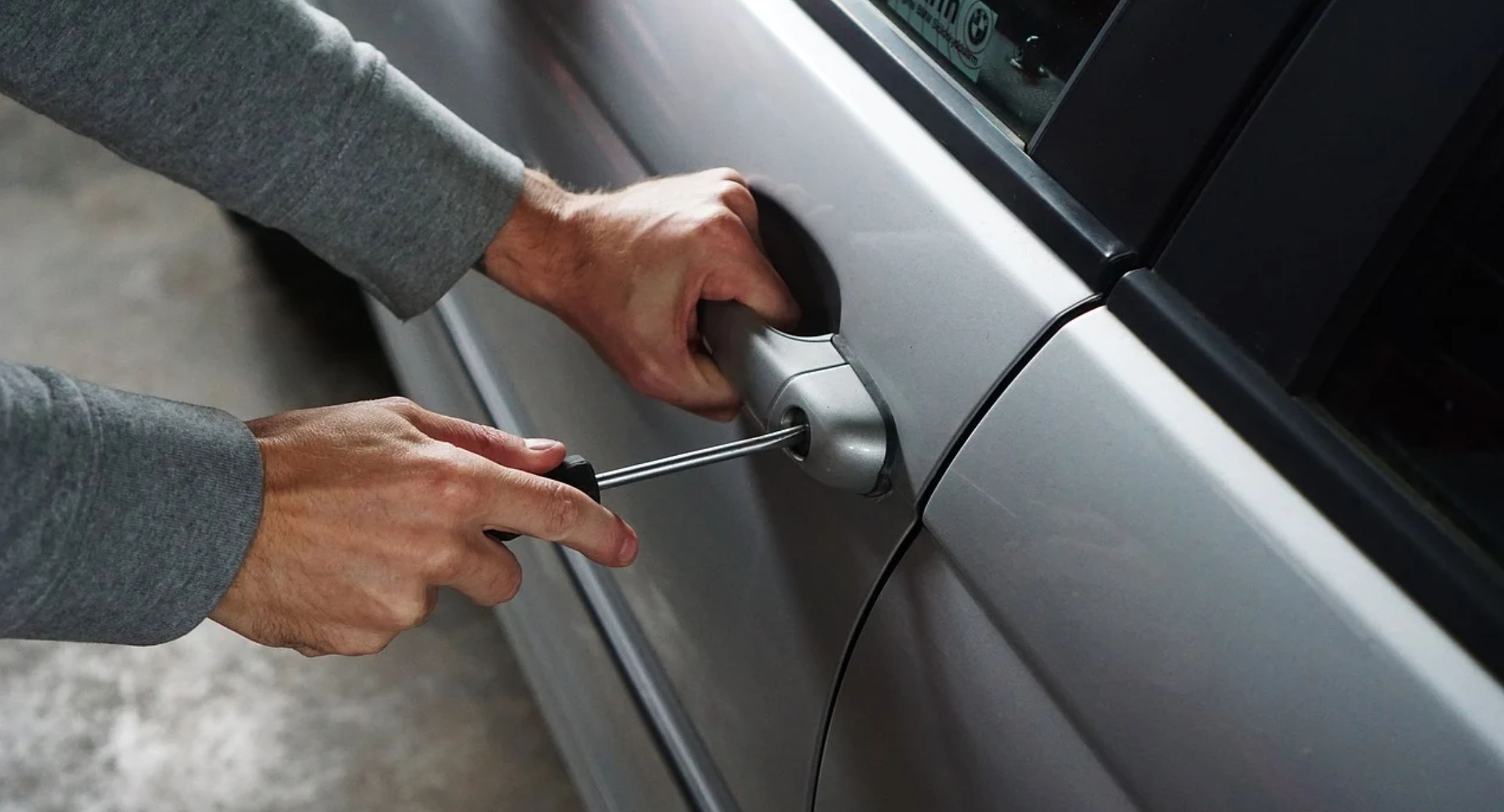 Este pequeño GPS magnético puede ayudarte a encontrar tu coche si te lo  roban, y por menos de 10€