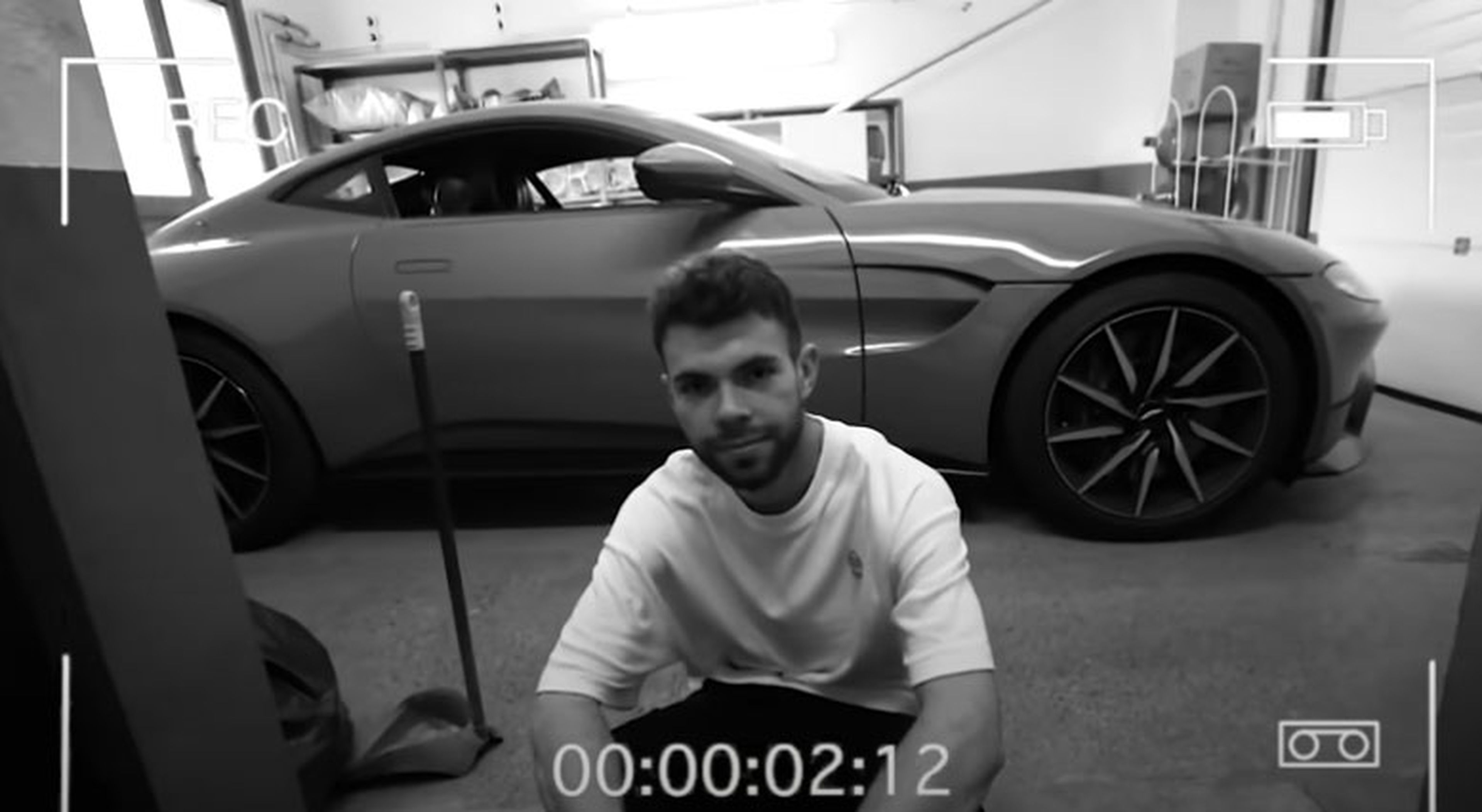 Youtuber estrella Aston Martin