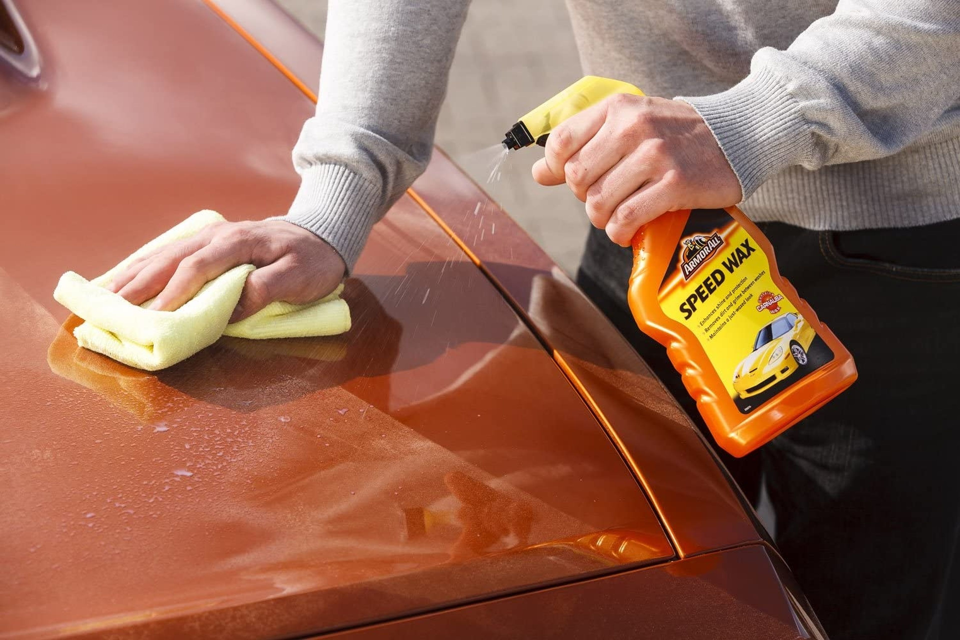 Limpia y da cera a tu coche con este limpiador que puedes aplicar  directamente sin agua - Periodismo del Motor