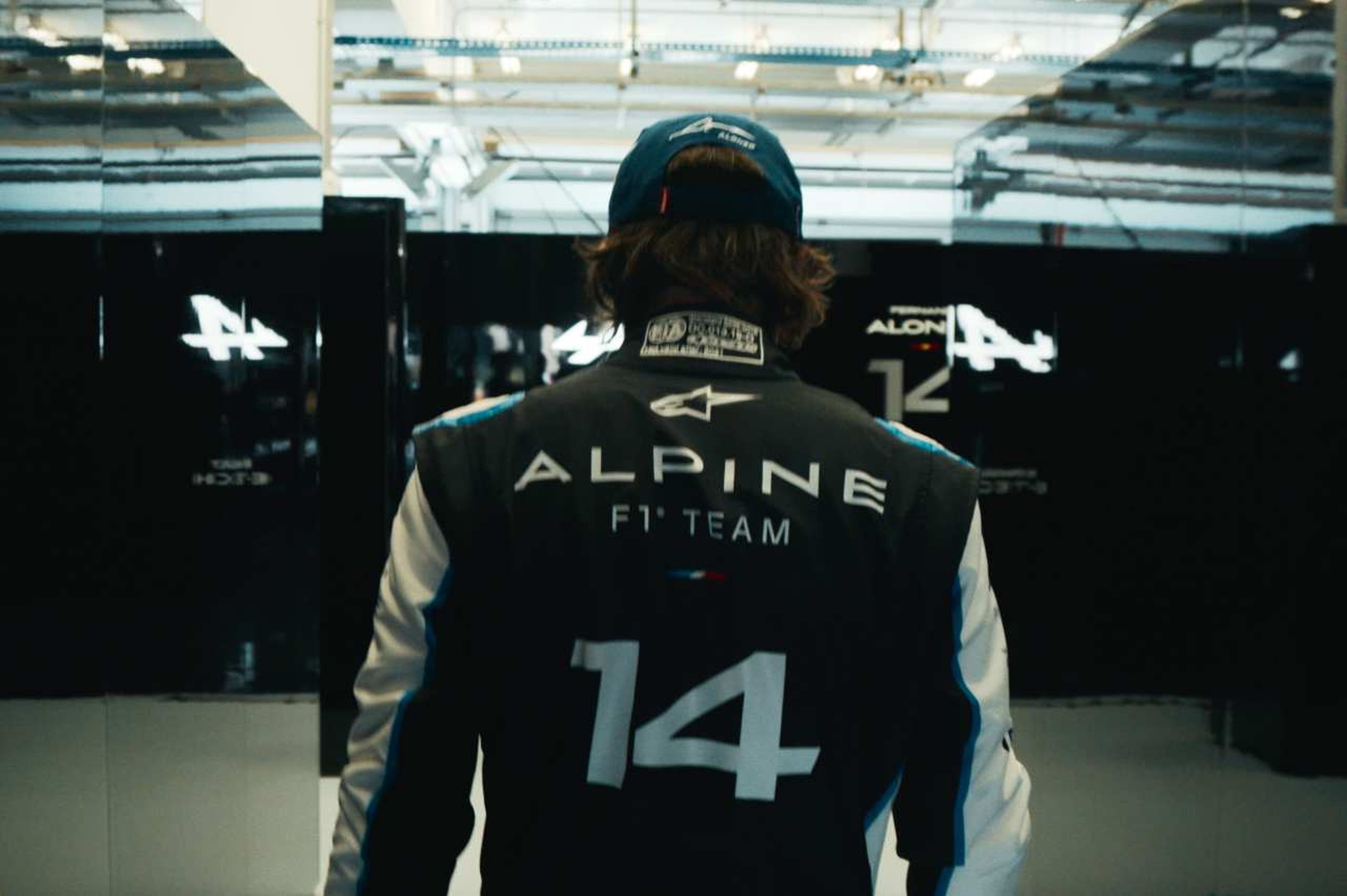 Fernando Alonso, en el box del equipo Alpine