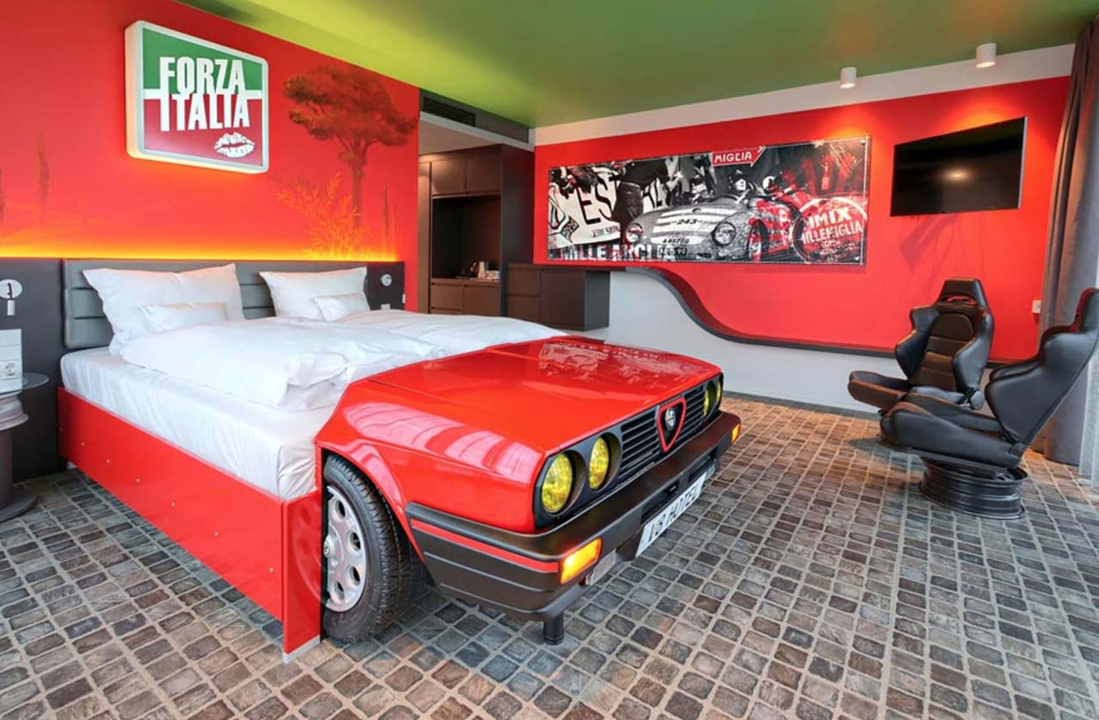 Hotel V8, perfecto para los locos de los coches