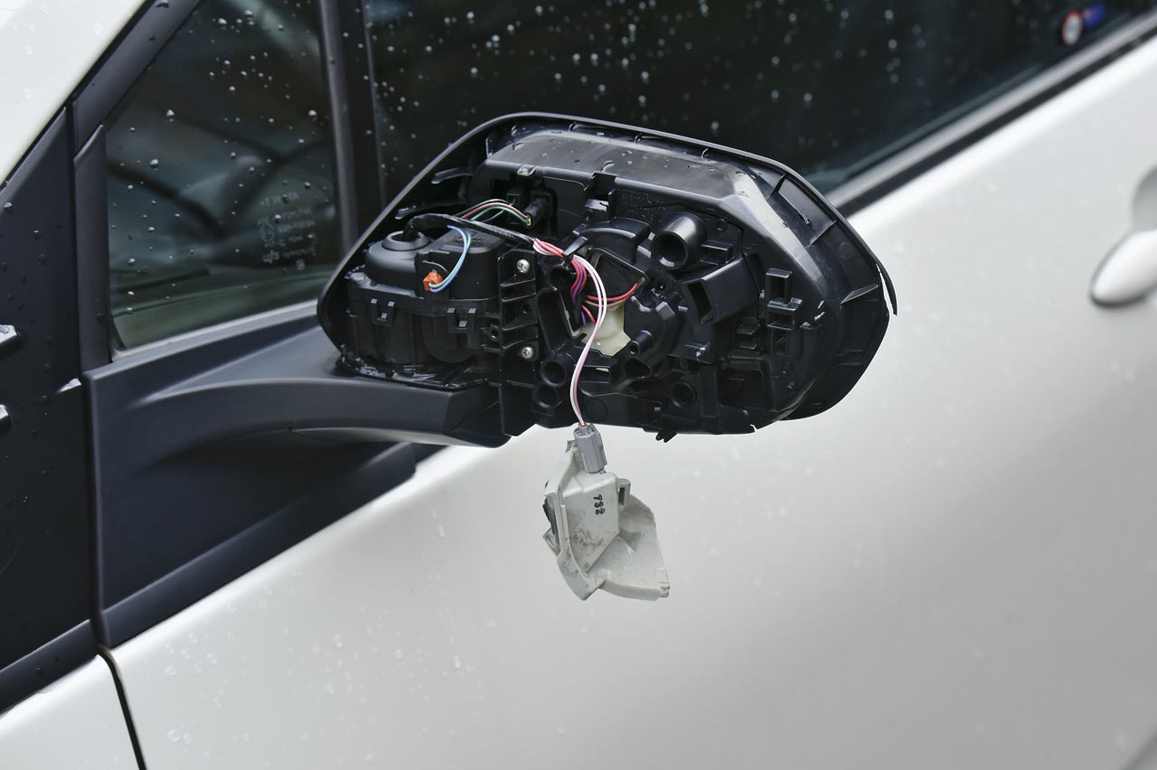 Triste sorpresa: un extraño se llevó por delante el espejo retrovisor izquierdo del Prius estacionado y se dio a la fuga. Será c…