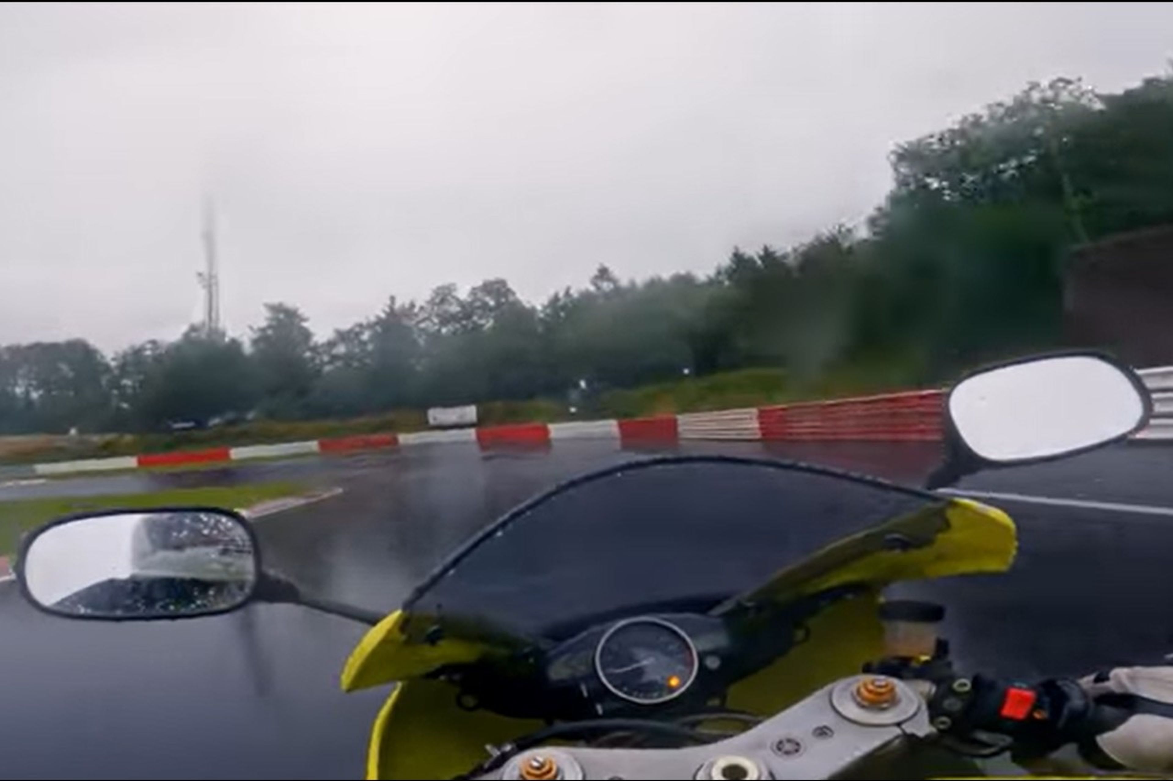 Vuelta a Nürburgring en una Yamaha YZF-R1 lluvia