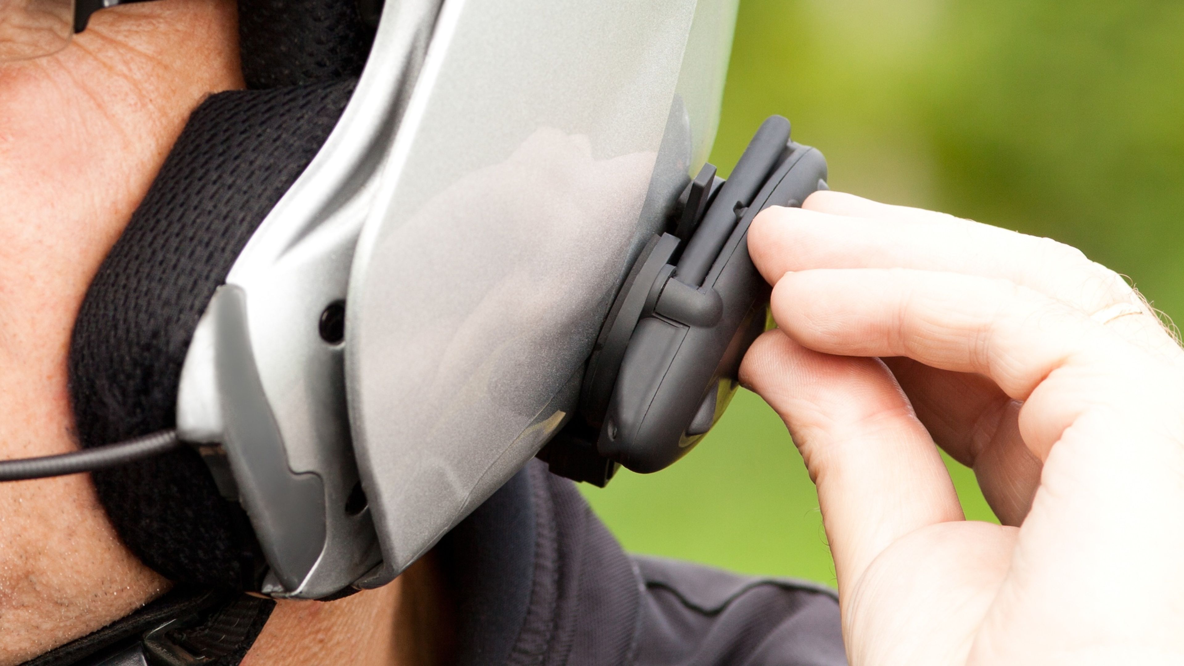 Añade este auricular Bluetooth a tu casco de moto para tener mayor