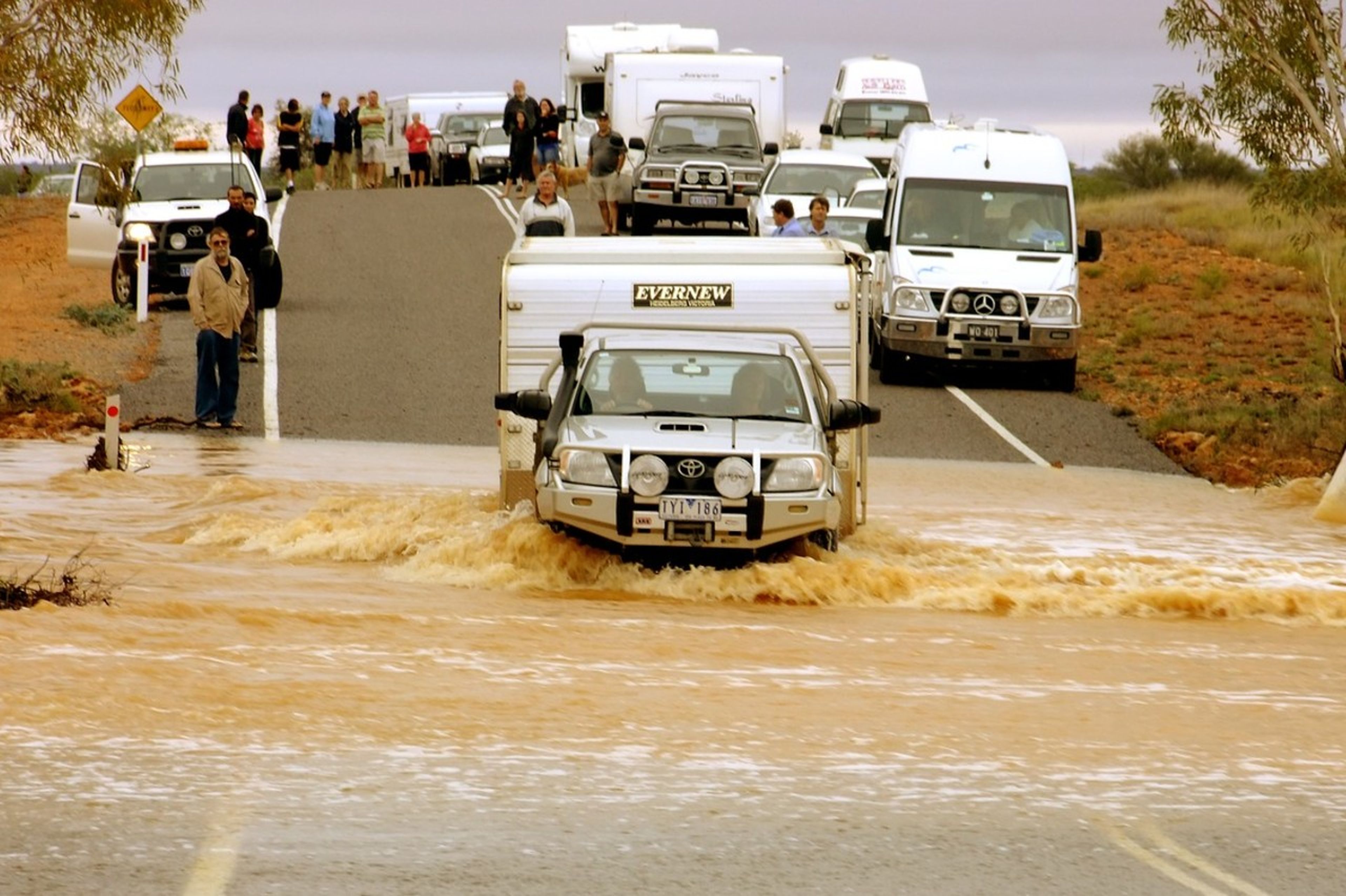 La DGT avisa de lo que debes hacer al volante en caso de riada