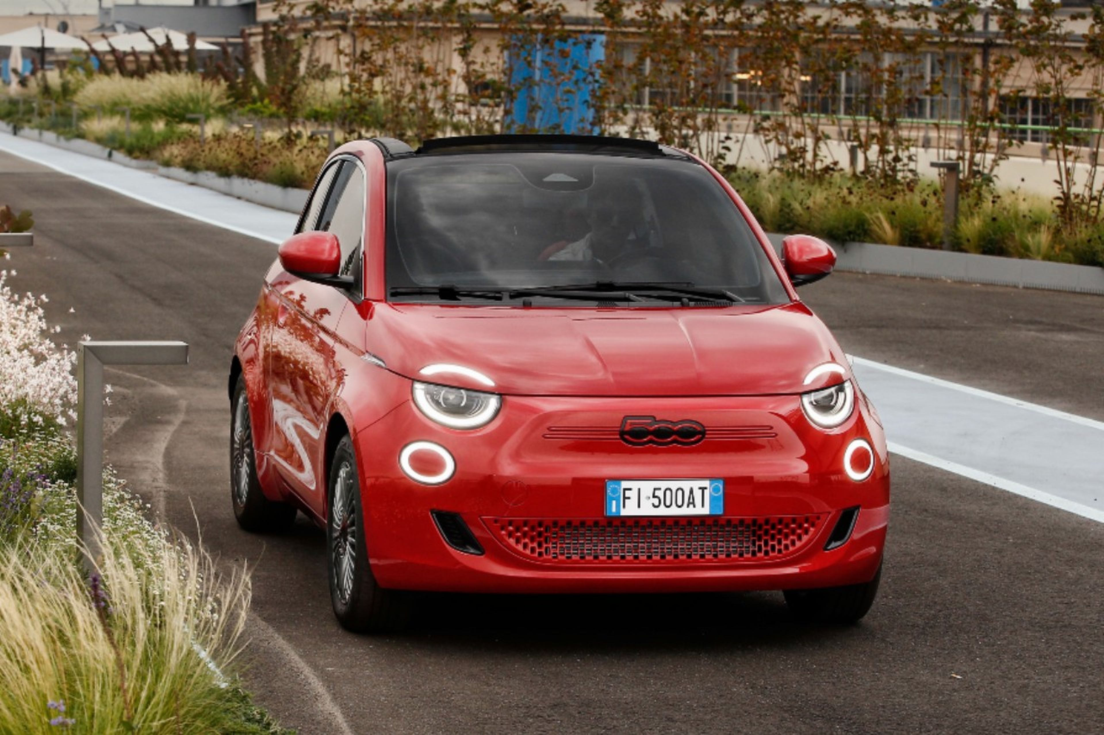 Nuevo Fiat 500 (RED): una serie especial y solidaria para toda la familia 500
