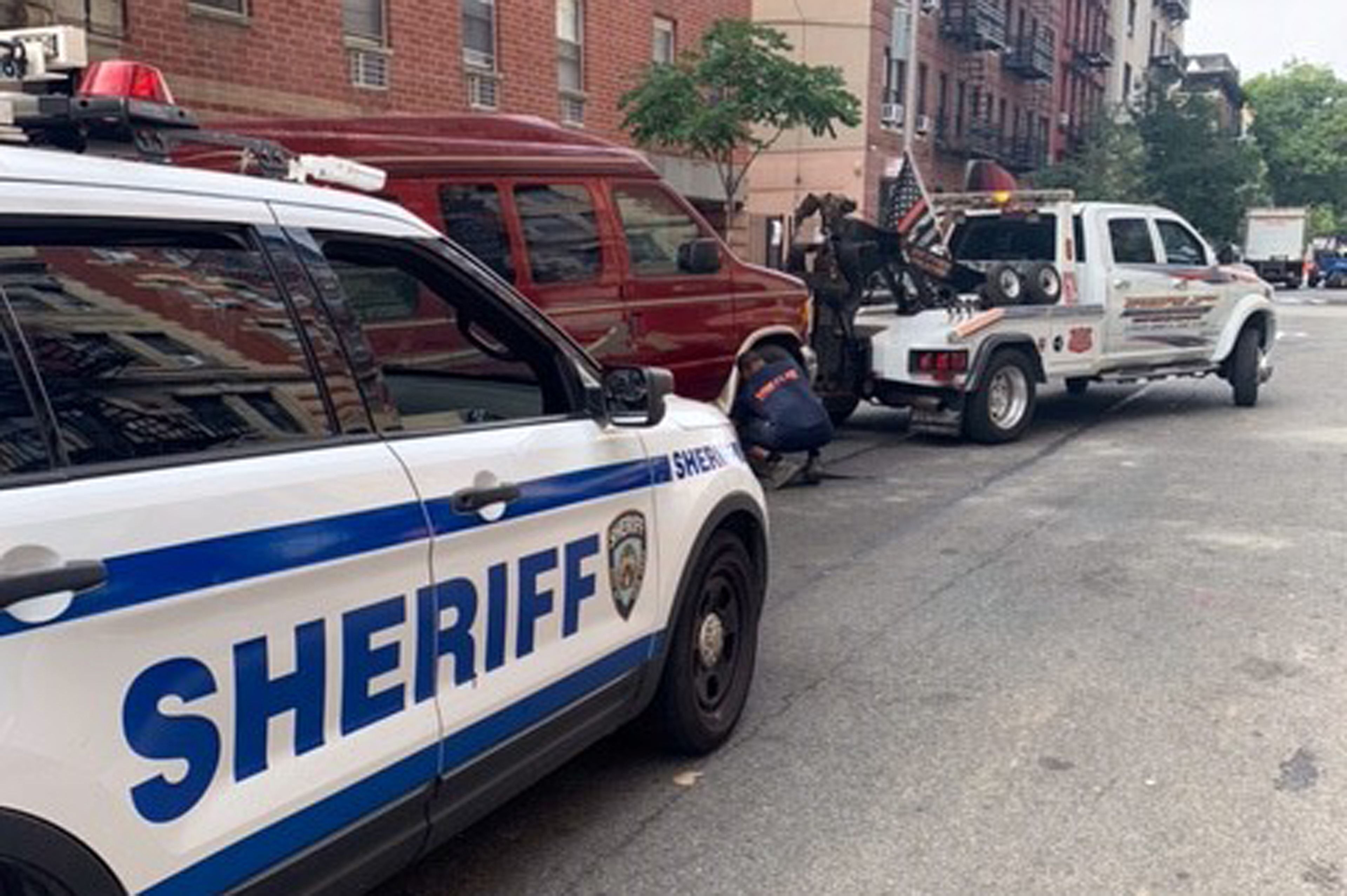 La policía de Nueva York desmantela una red de furgonetas estacionadas en la calle utilizadas como casas de alquiler en Airbnb