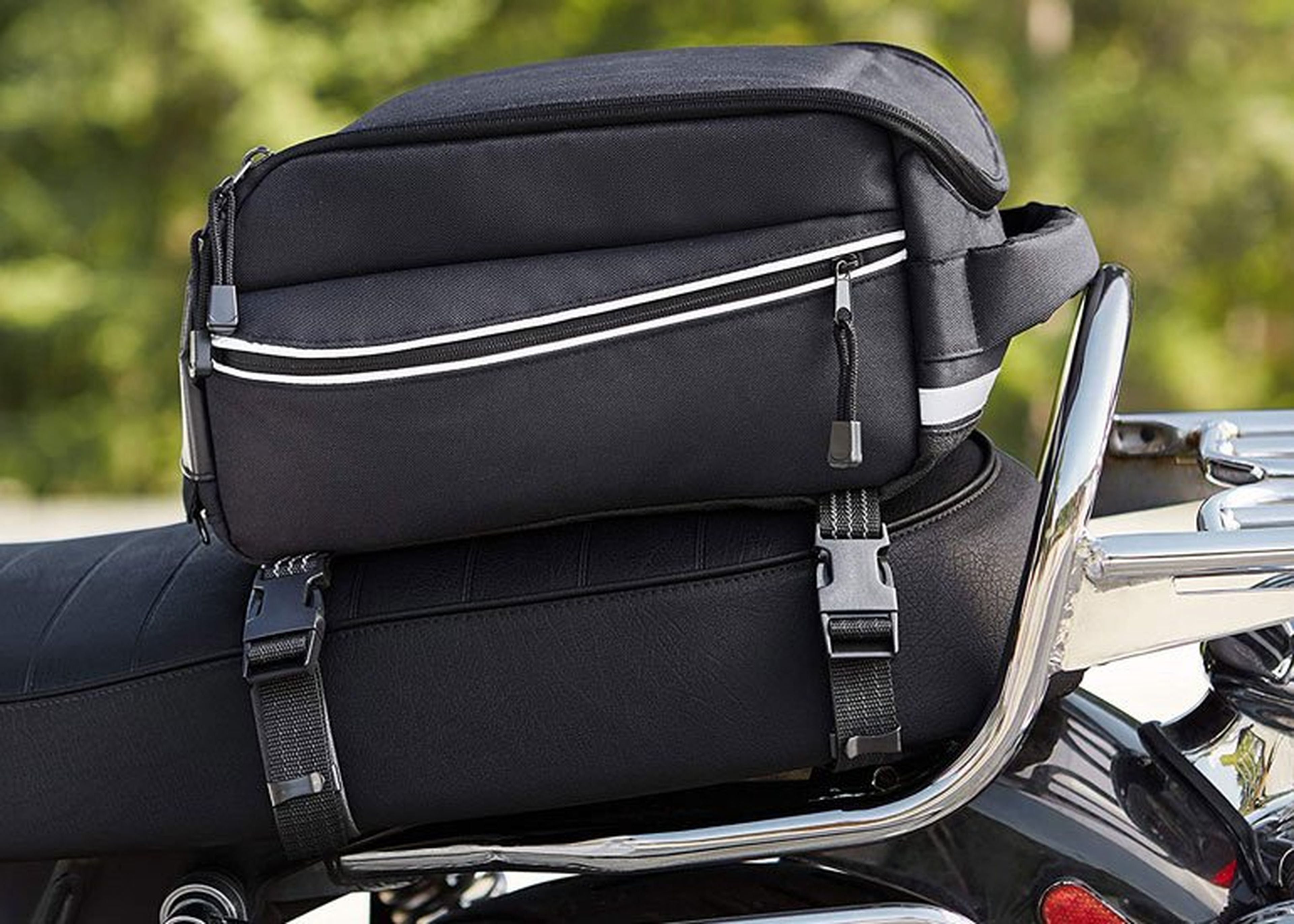 Esta maleta de moto se convierte en mochila cuando la necesites